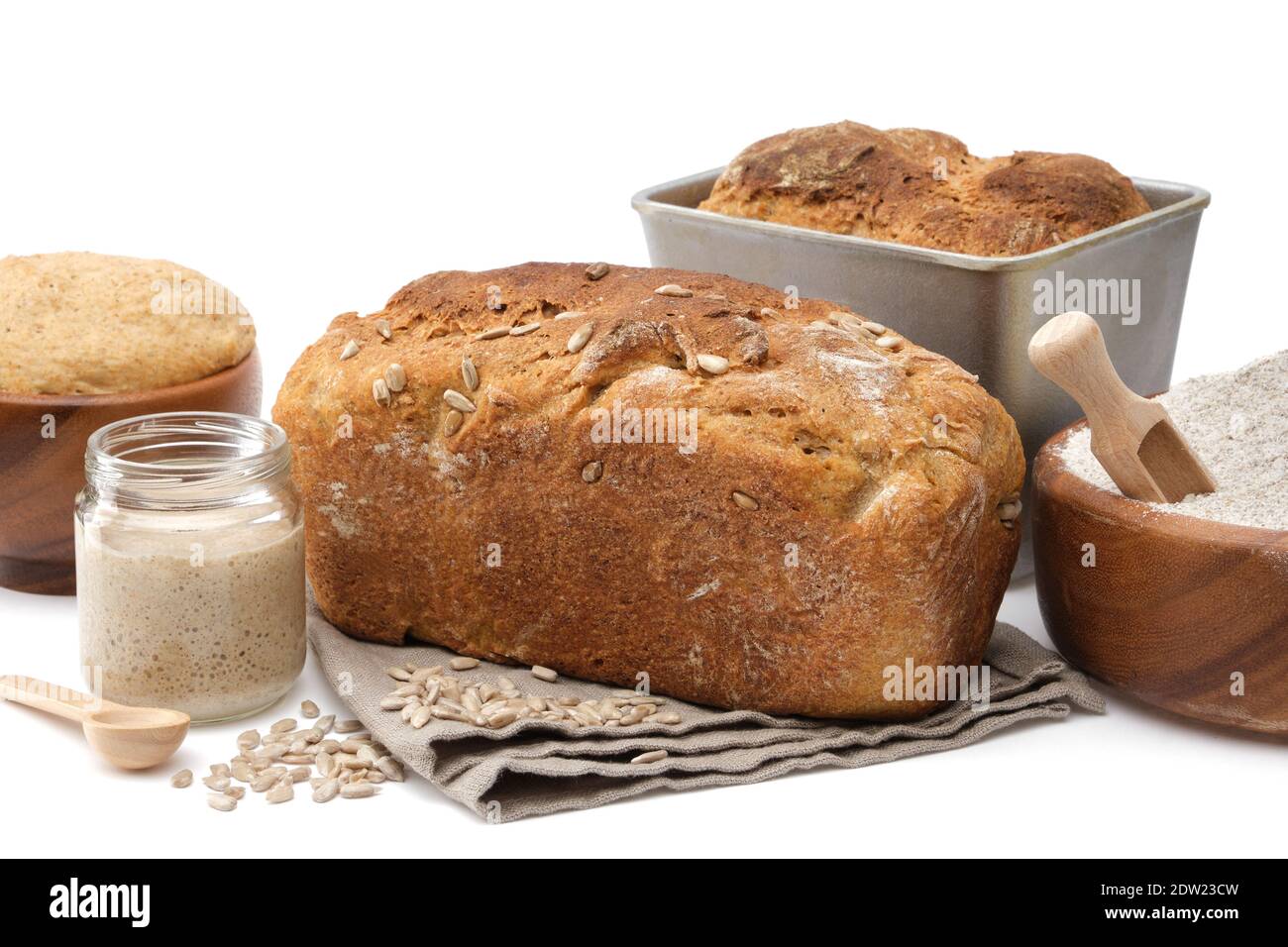 Pain au levain maison, levain naturel pour le pain dans un pot en verre, bol en bois de pâte et bol de farine sur blanc. Banque D'Images