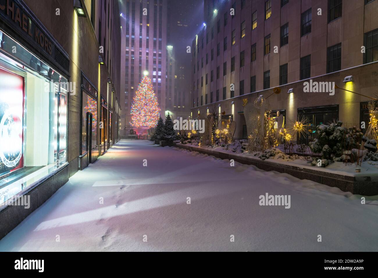 La première tempête de neige d'hiver frappe le Rockefeller Center pendant la pandémie de COVID-19 Banque D'Images