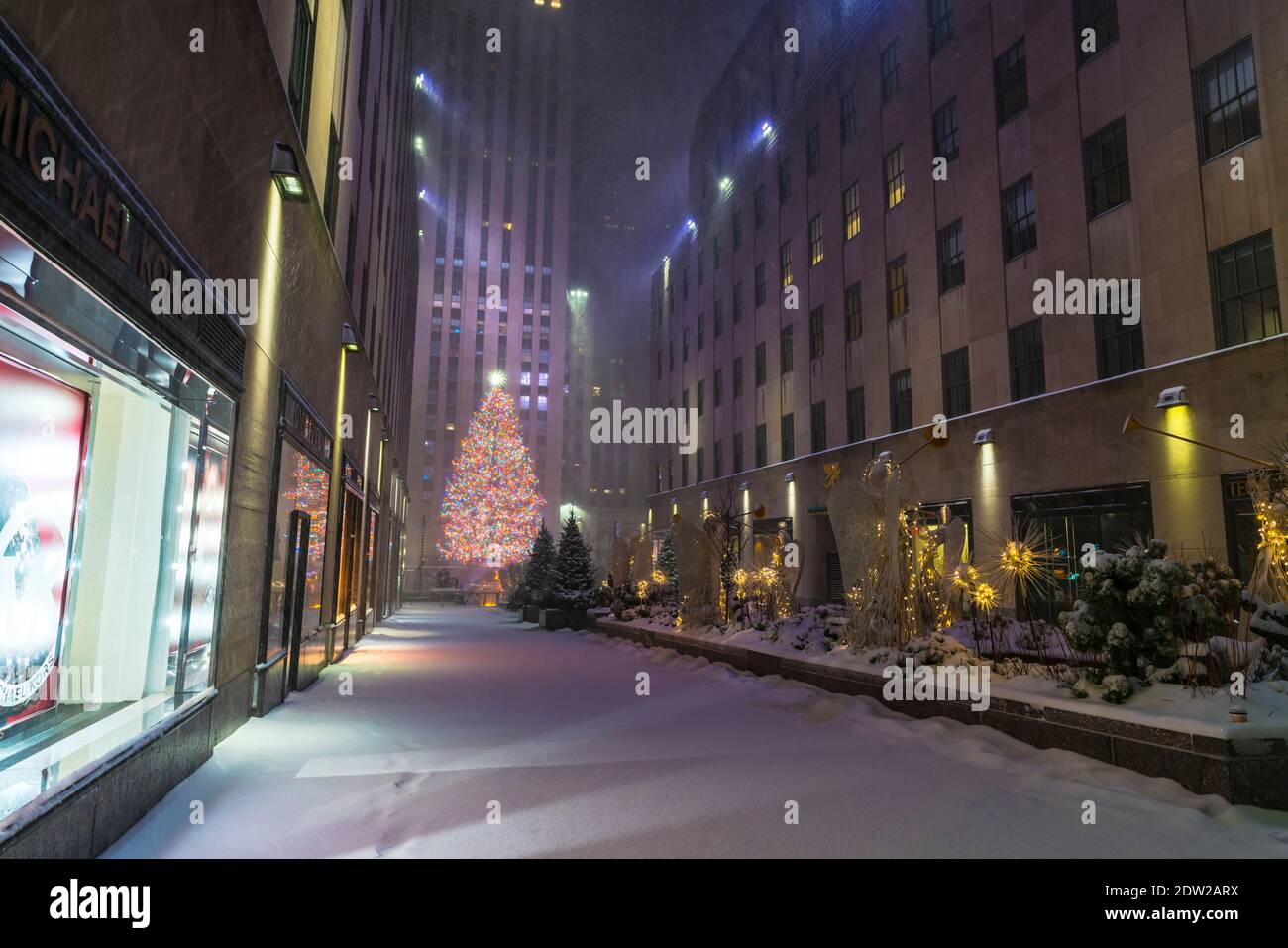 La première tempête de neige d'hiver frappe le Rockefeller Center pendant la pandémie de COVID-19 Banque D'Images