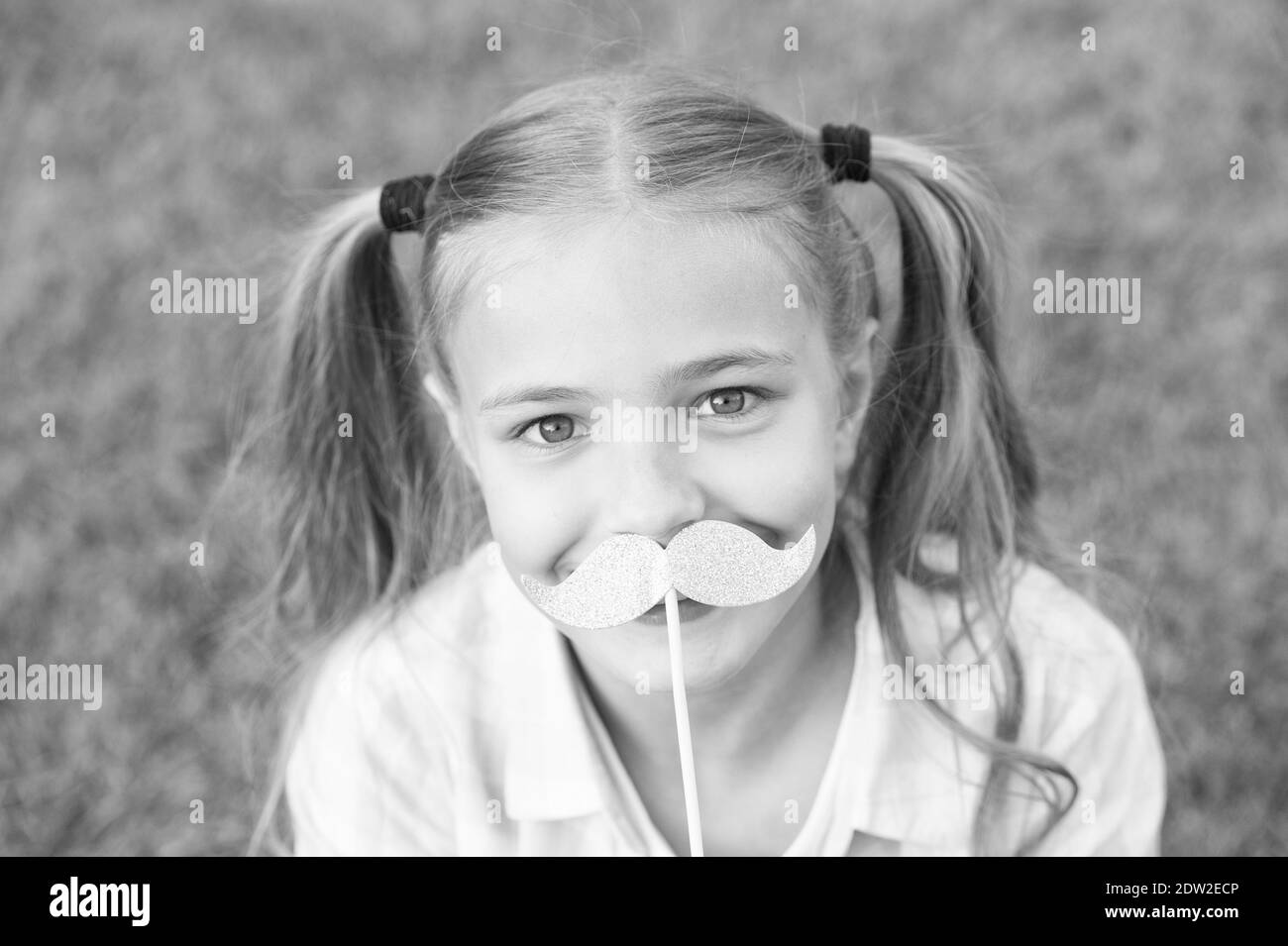 Tout Le Gout D Etre Une Fille Une Fille Heureuse Tient Une Fausse Moustache A L Exterieur Enfant Fille Avec Accessoires De Fete Petite Fille Porte De Longues Queues De Cheveux L Ete Beaute Salon