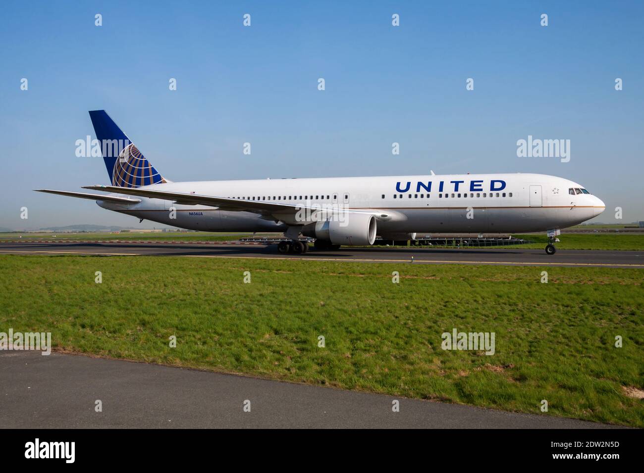 Paris / France - 24 avril 2015 : arrivée et atterrissage d'un avion passager Boeing 767-300 N656UA de United Airlines à l'aéroport Paris Charles de Gaulle Banque D'Images