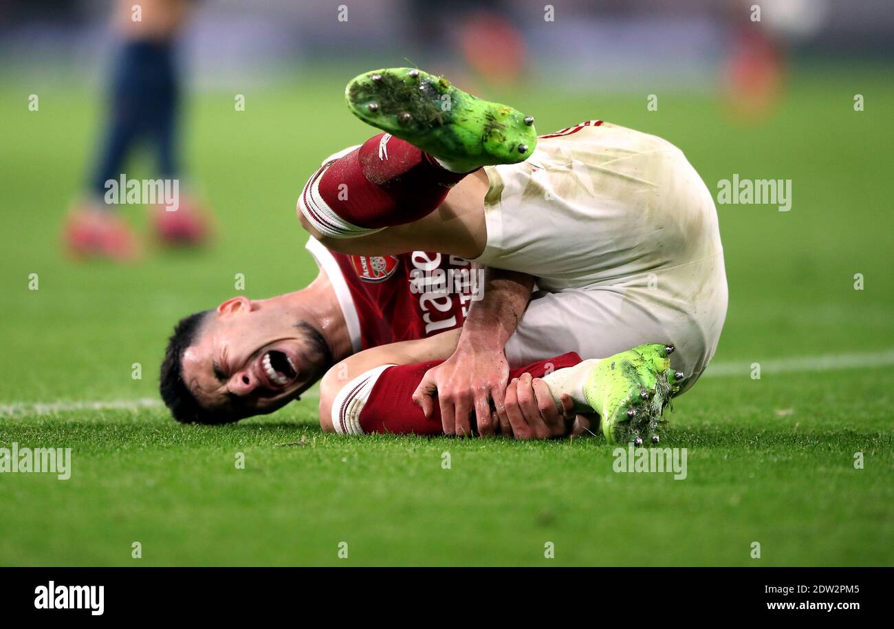 Gabriel Martinelli d'Arsenal réagit alors qu'il s'emboîte de son tibia après un match du gardien de but Zack Steffen de Manchester City lors de la Carabao Cup, quart de finale au stade Emirates, Londres. Banque D'Images