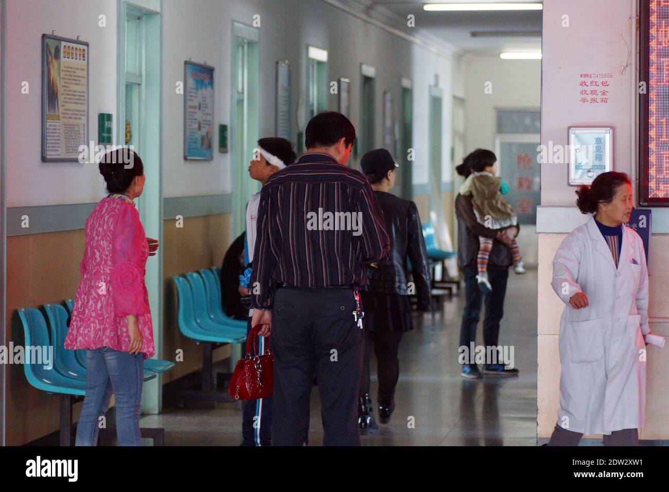 Dans les couloirs d'un hôpital chinois. Les patients attendent un rendez-vous. Hôpital de Tanggangzi. Anshan, province de Liaoning, Chine, Asie. Banque D'Images