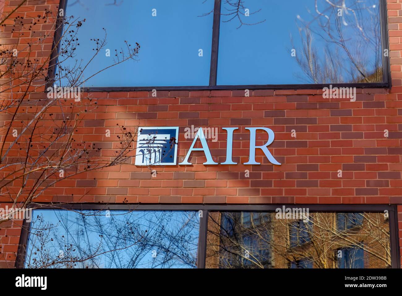 L'American Institutes for Research (AIR) signe et logo sur son siège social à Washington D.C., États-Unis. Banque D'Images