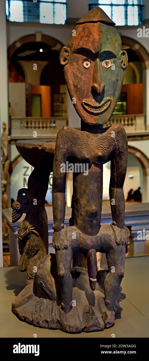 Figure ancestrale Maison des hommes fin du XIXe siècle peuple Yatmul, région du fleuve Sepik Papouasie, Nouvelle-Guinée, Indonésie Sculpture masculine Statue Banque D'Images