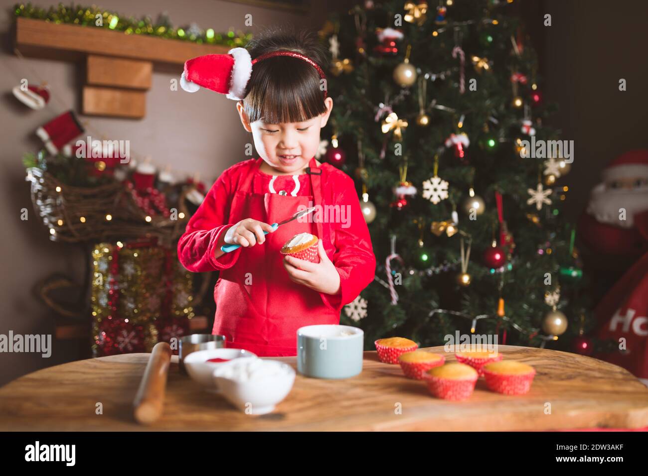 Jeune fille faisant le gâteau de Noël pour la fête de Noël à la maison Banque D'Images