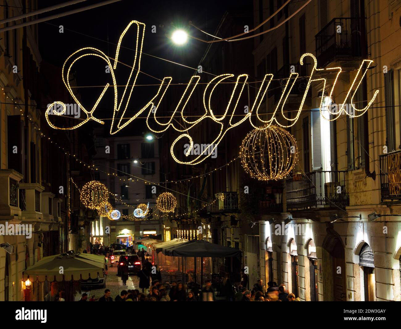 Les messages de bienvenue illuminent les rues de Milan pendant les vacances de Noël.Lombardie, Italie. Banque D'Images