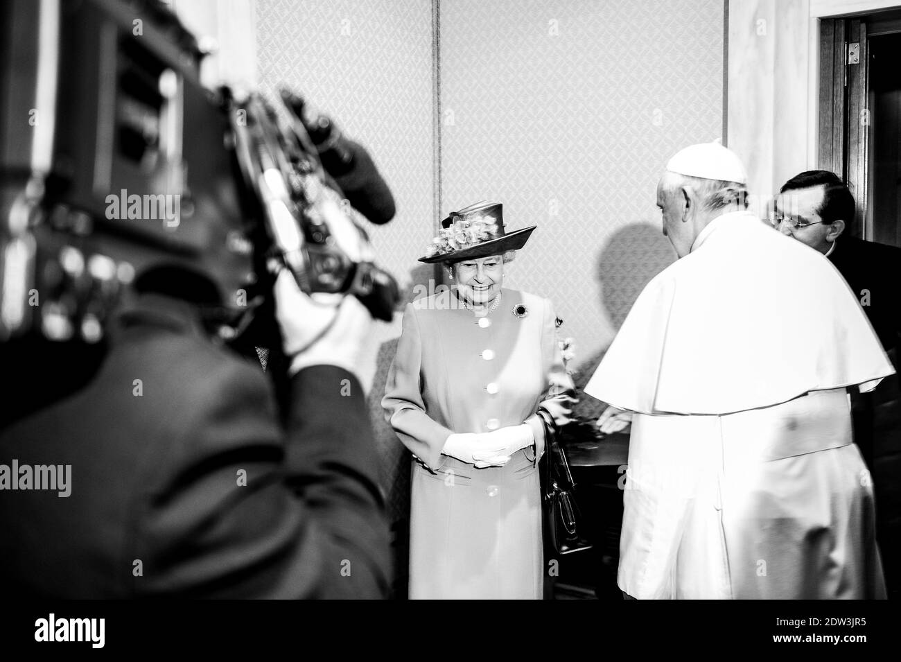 La reine Elizabeth II et son mari le prince Philip ont rencontré le pape François pour la première fois lors d'un auditoire privé dans une salle à côté de l'auditorium Paul VI au Vatican le 3 avril 2014. Photo par ABACAPRESS.COM Banque D'Images