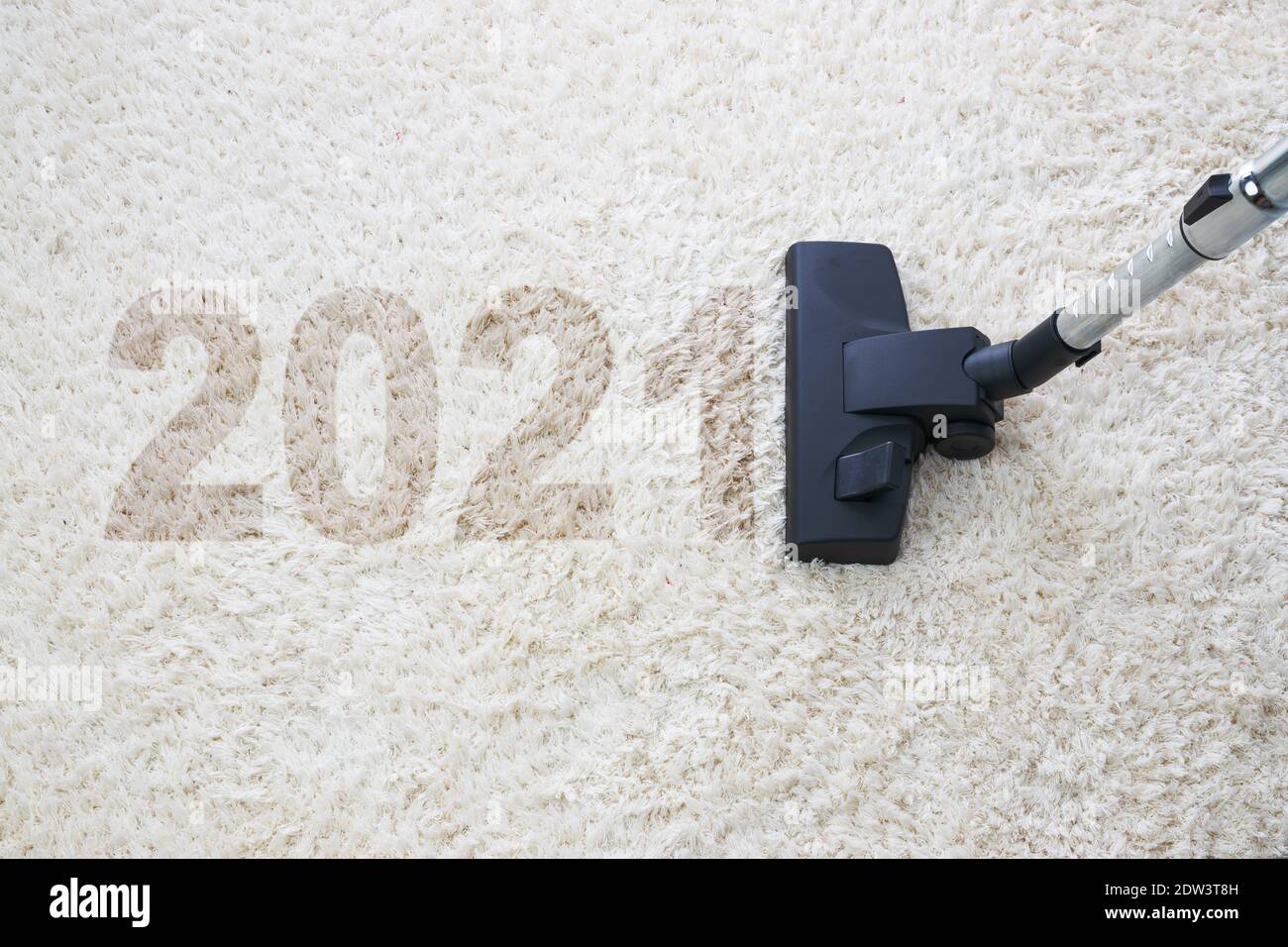 Nettoyage à la maison avec aspirateur et espace de copie pour un texte, nouvel an 2021 Banque D'Images
