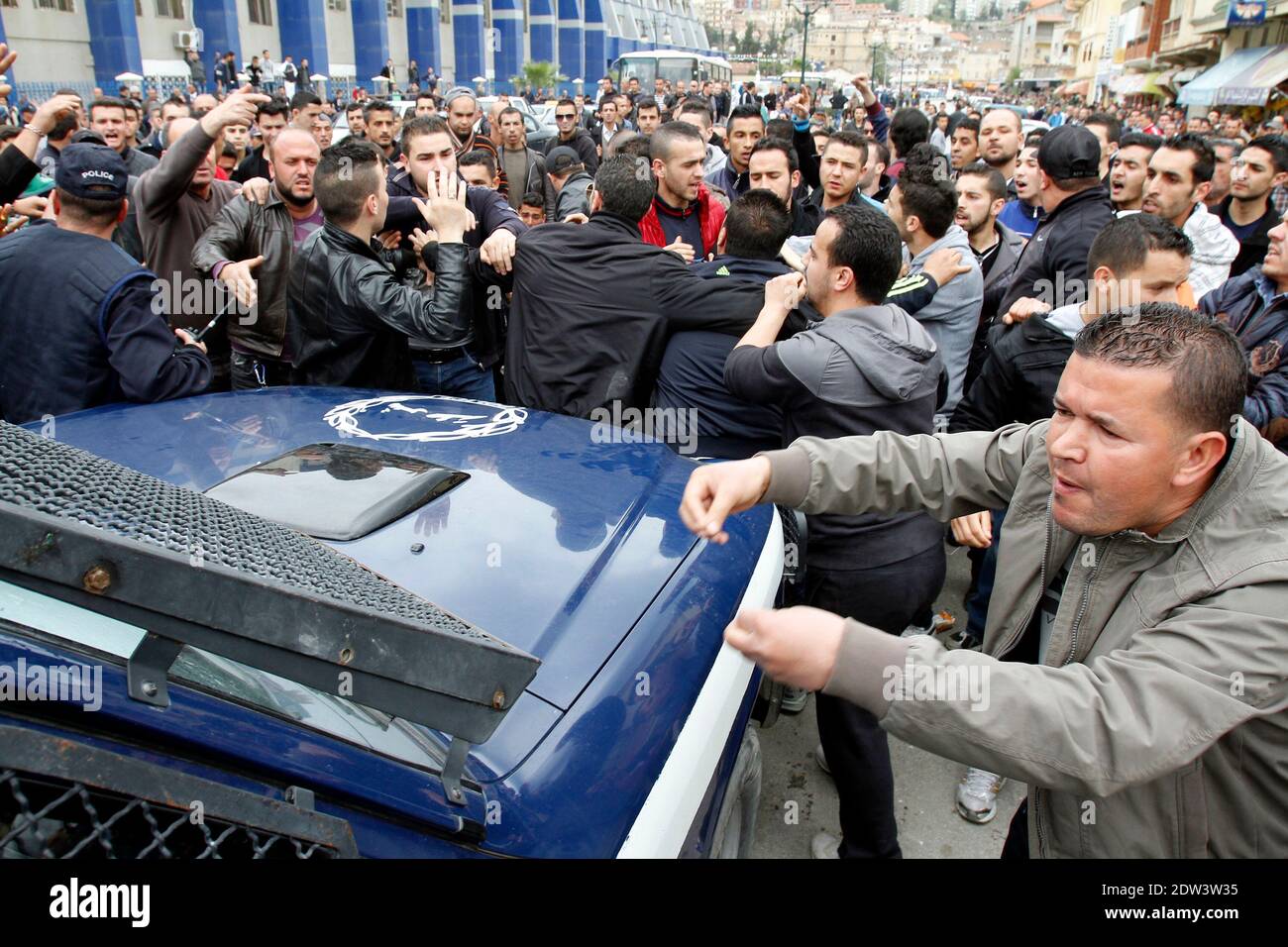 Le peuple algérien démontrera devant le Centre culturel de Bejaia, pour protester contre le Premier ministre algérien sortant et le nouveau directeur de campagne du président algérien Abdelmalek Sellal, où il tiendra une réunion de campagne. Bejaia (Algérie), le 05 avril 2014. Photo de Bilal Bensalem/APP/ABACAPRESS.COM Banque D'Images