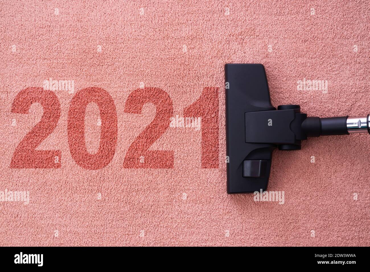 2021 nettoyage à la maison de la nouvelle année avec aspirateur et copie espace pour un texte Banque D'Images