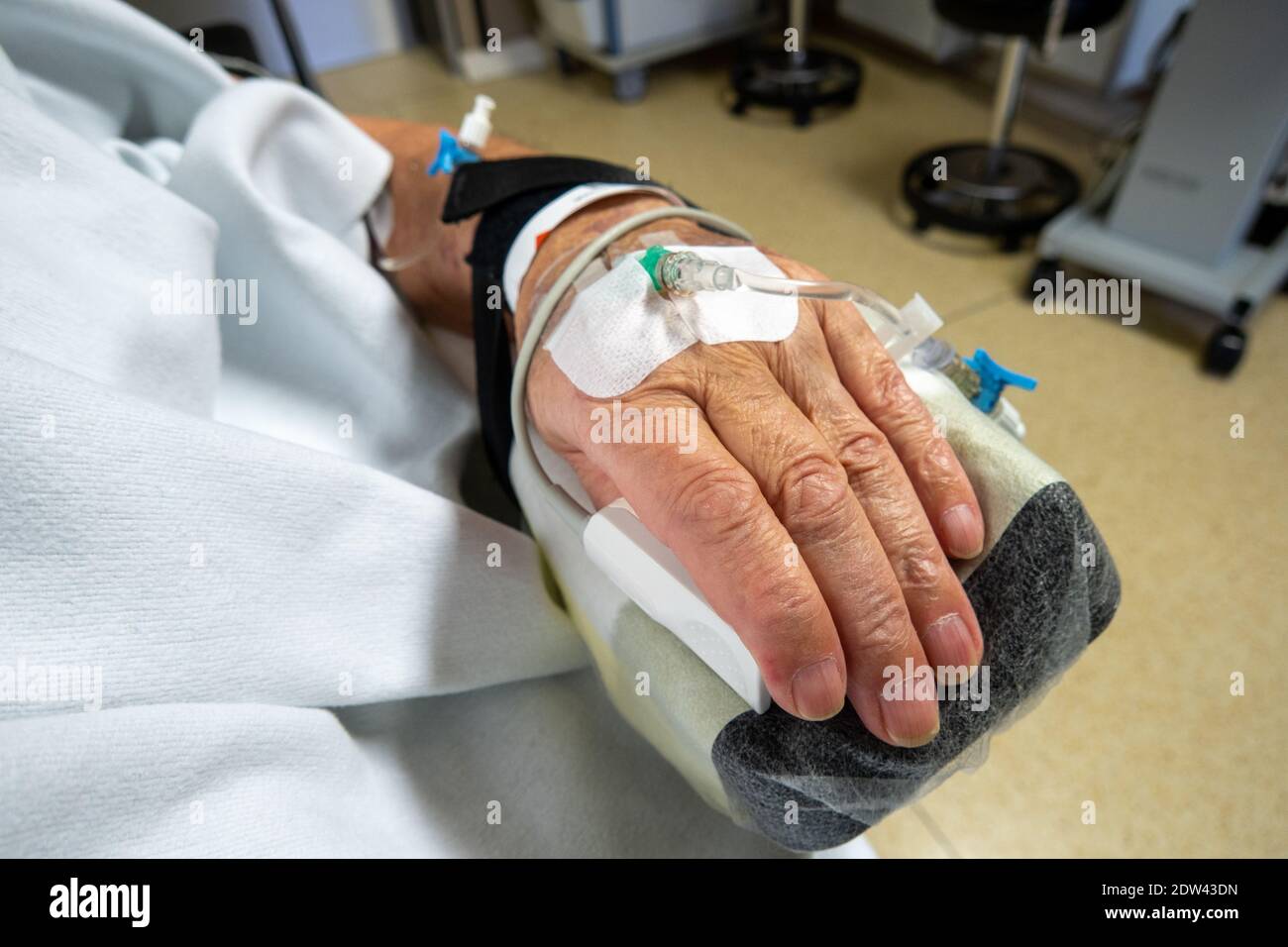 dans la main d'un patient opéré se trouve une canule veineuse pour perfusion Banque D'Images