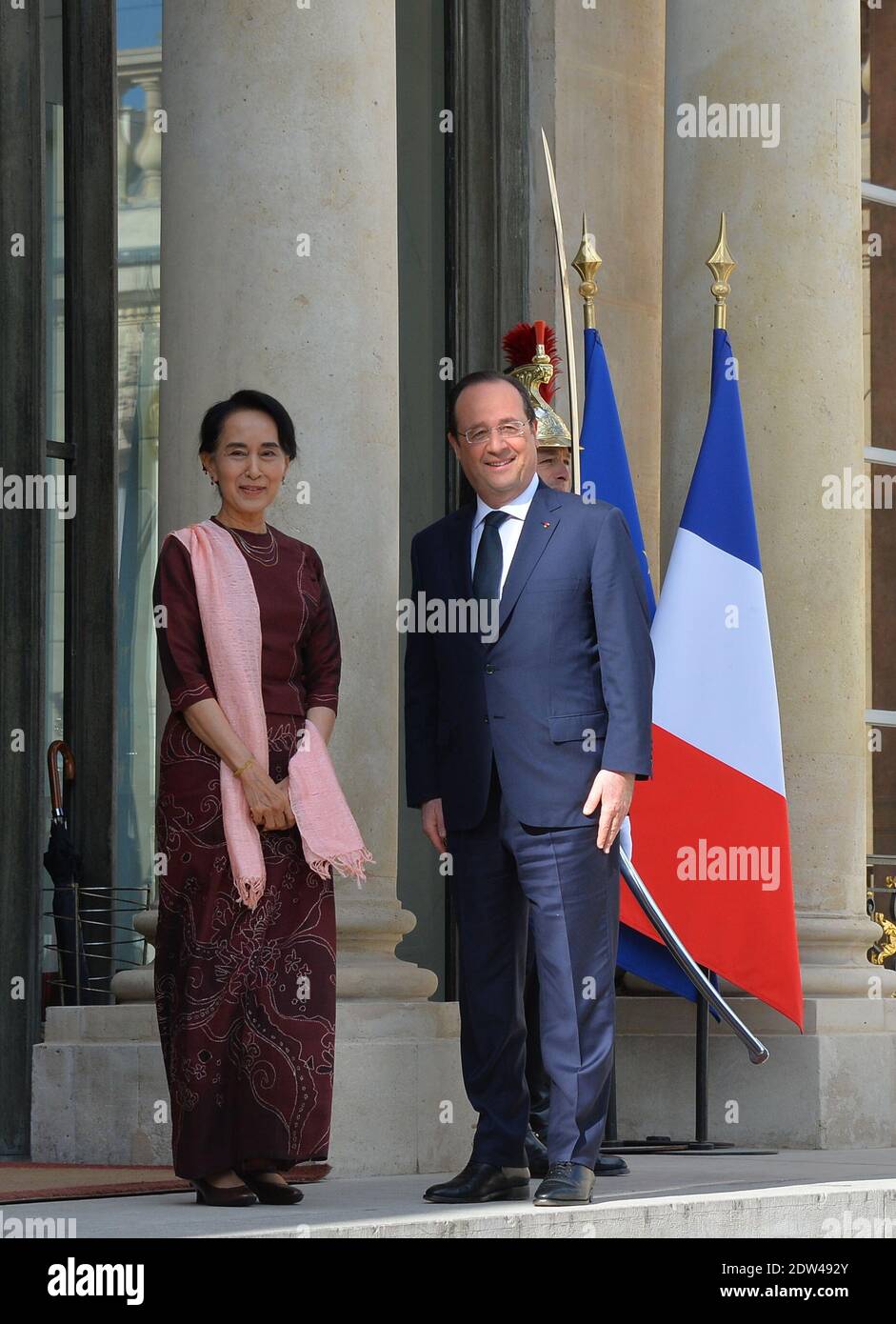 Le président français François Hollande accueille Aung San Suu Kyi, chef de l'opposition au Myanmar et lauréate du prix Nobel, au Palais de l'Elysée à Paris, en France, le 15 avril 2014. Photo de Christian Liewig/ABACAPRESS.COM Banque D'Images