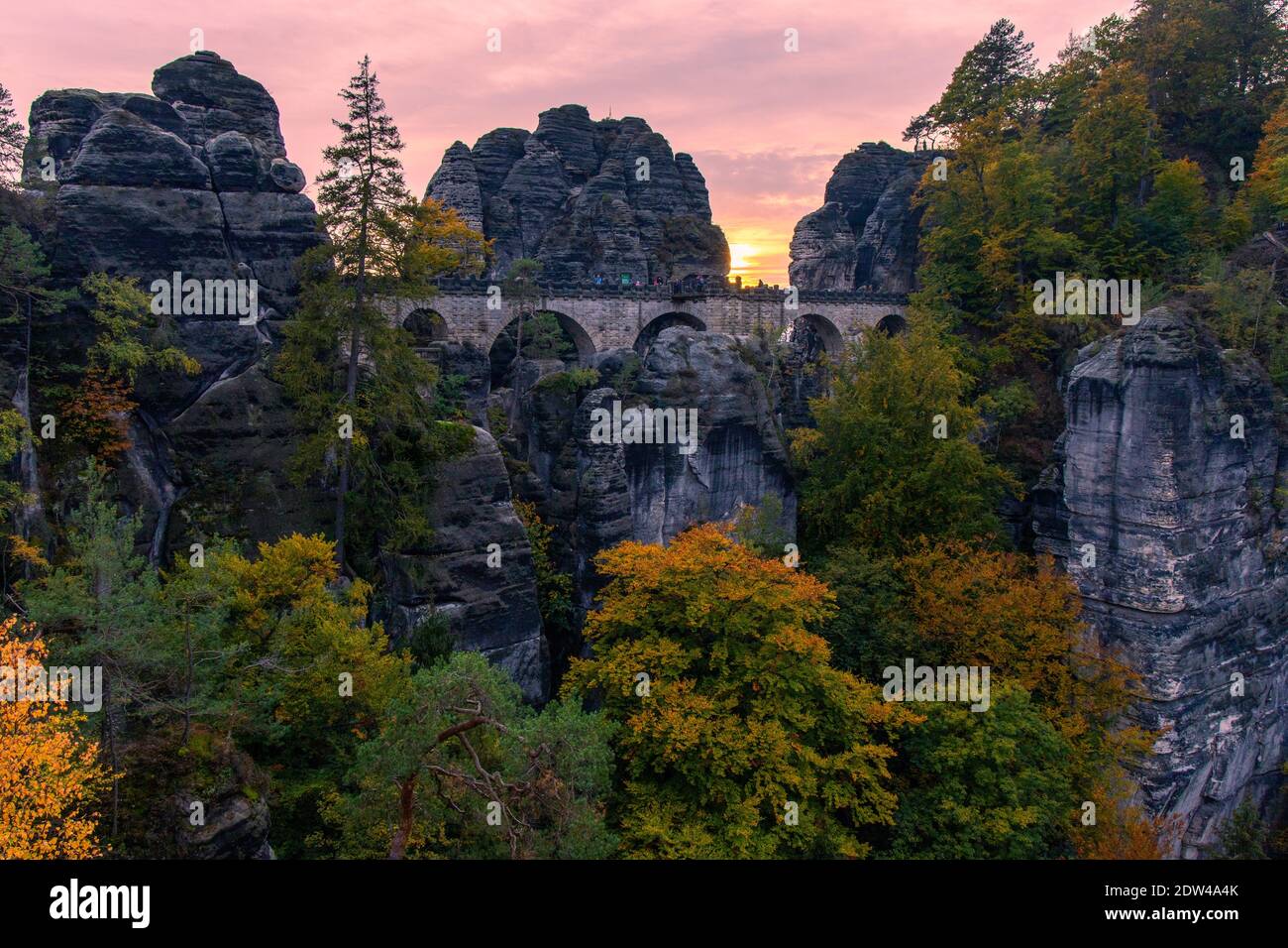 vue du neurathen felsenburg au célèbre pont bastei dans le parc national sächsische schweiz au coucher du soleil, la suisse saxonne, l'allemagne de l'est Banque D'Images