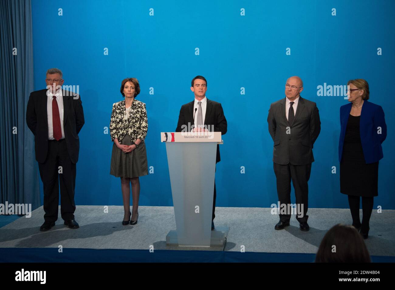 Le Premier ministre français Manuel Valls (C) prononce son discours à l'issue de la réunion hebdomadaire du cabinet, en tant que (L-R) Premier ministre chargé du budget Christian Eckert, ministre des Affaires sociales Marisol Touraine, ministre des Finances Michel Sapin et ministre de la décentralisation, de la réforme de l'Etat et de la fonction publique Marylise Lebranlook on, Au Ministère de l'intérieur à Paris, France, le 16 avril 2014. Photo Pool par Pierre Villard/ABACAPRESS.COM Banque D'Images