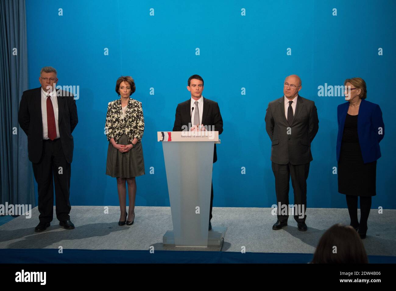 Le Premier ministre français Manuel Valls (C) prononce son discours à l'issue de la réunion hebdomadaire du cabinet, en tant que (L-R) Premier ministre chargé du budget Christian Eckert, ministre des Affaires sociales Marisol Touraine, ministre des Finances Michel Sapin et ministre de la décentralisation, de la réforme de l'Etat et de la fonction publique Marylise Lebranlook on, Au Ministère de l'intérieur à Paris, France, le 16 avril 2014. Photo Pool par Pierre Villard/ABACAPRESS.COM Banque D'Images