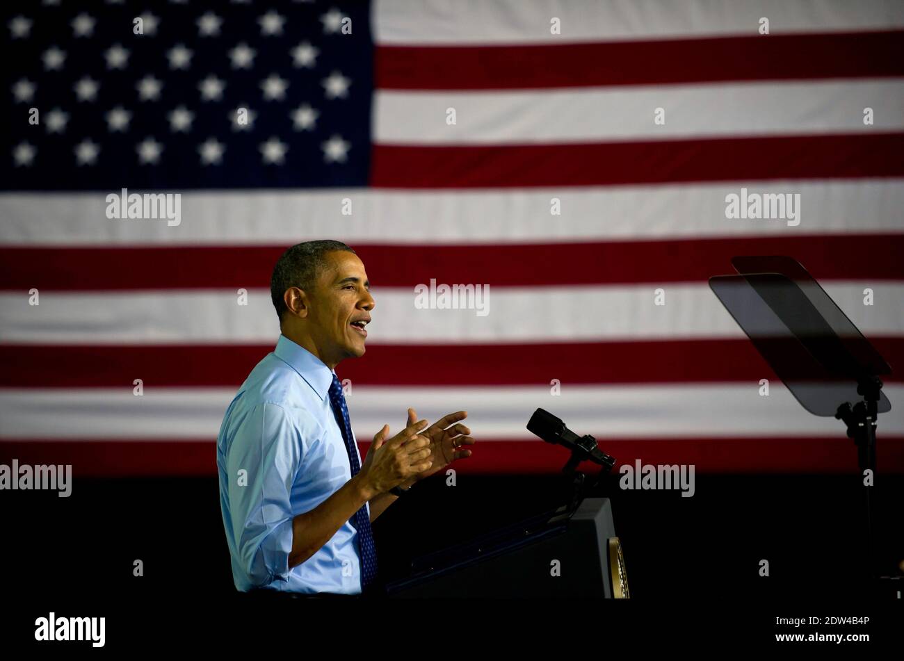 Le président américain Barack Obama s'adresse aux clients du Community College of Allegheny County le 16 avril 2014 à Oakdale, en Pennsylvanie. Le président et le vice-président annoncent de nouveaux investissements fédéraux en utilisant les fonds existants pour soutenir la formation axée sur l'emploi, comme l'apprentissage, qui élargira les partenariats avec l'industrie, les entreprises, les syndicats, les collèges communautaires et les organismes de formation pour former les travailleurs aux compétences dont ils ont besoin. Oakdale, PA, États-Unis, 16 avril 2014. Photo de Jeff Swensen/Pool/ABACAPRESS.COM Banque D'Images