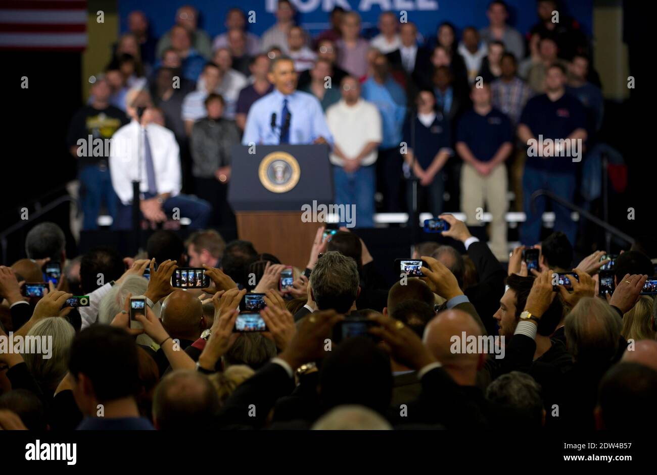 Le président Barack Obama et le vice-président Joe Biden s'adressera aux invités du Community College of Allegheny County le 16 avril 2014 à Oakdale, en Pennsylvanie. Le président et le vice-président annoncent de nouveaux investissements fédéraux en utilisant les fonds existants pour soutenir la formation axée sur l'emploi, comme l'apprentissage, qui élargira les partenariats avec l'industrie, les entreprises, les syndicats, les collèges communautaires et les organismes de formation pour former les travailleurs aux compétences dont ils ont besoin. Oakdale, PA, États-Unis, 16 avril 2014. Photo de Jeff Swensen/Pool/ABACAPRESS.COM Banque D'Images