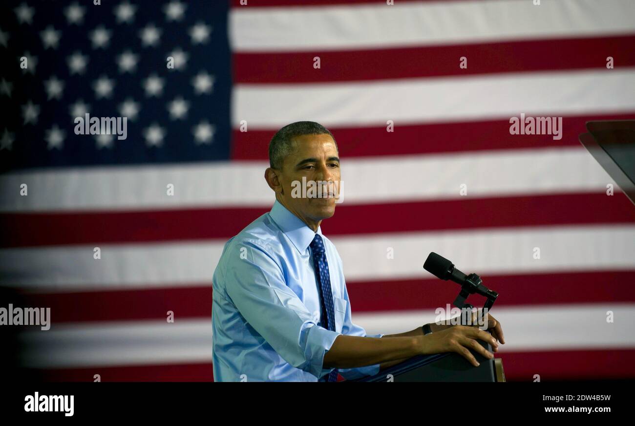 Le président américain Barack Obama s'adresse aux clients du Community College of Allegheny County le 16 avril 2014 à Oakdale, en Pennsylvanie. Le président et le vice-président annoncent de nouveaux investissements fédéraux en utilisant les fonds existants pour soutenir la formation axée sur l'emploi, comme l'apprentissage, qui élargira les partenariats avec l'industrie, les entreprises, les syndicats, les collèges communautaires et les organismes de formation pour former les travailleurs aux compétences dont ils ont besoin. Oakdale, PA, États-Unis, 16 avril 2014. Photo de Jeff Swensen/Pool/ABACAPRESS.COM Banque D'Images