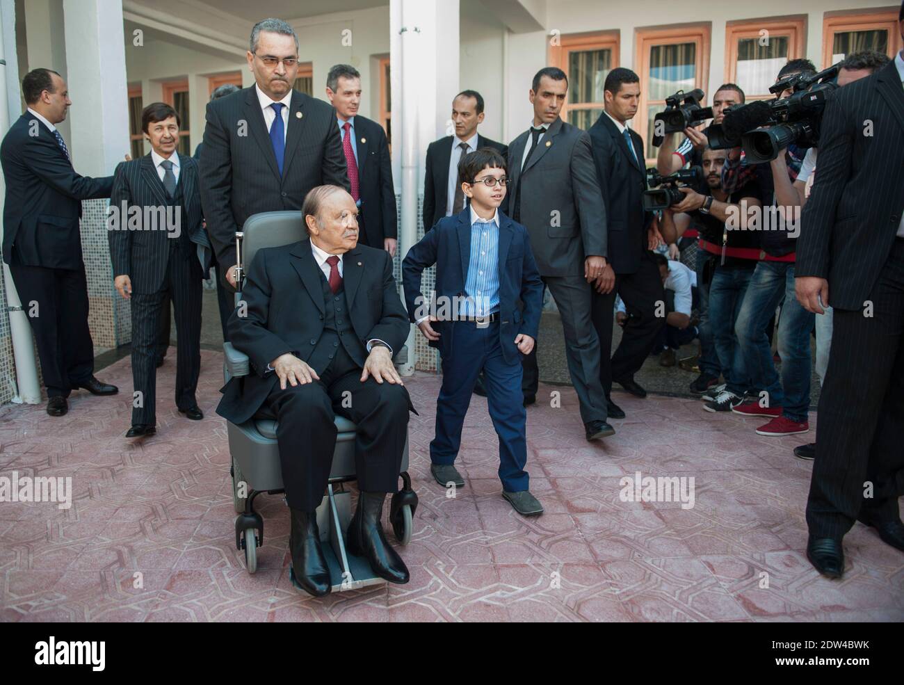 Le président algérien Abdelaziz Bouteflika, en fauteuil roulant, accompagné  de son jeune neveu, quitte le bureau de vote après avoir voté lors des  élections présidentielles en Algérie dans la banlieue d'el-Biar à