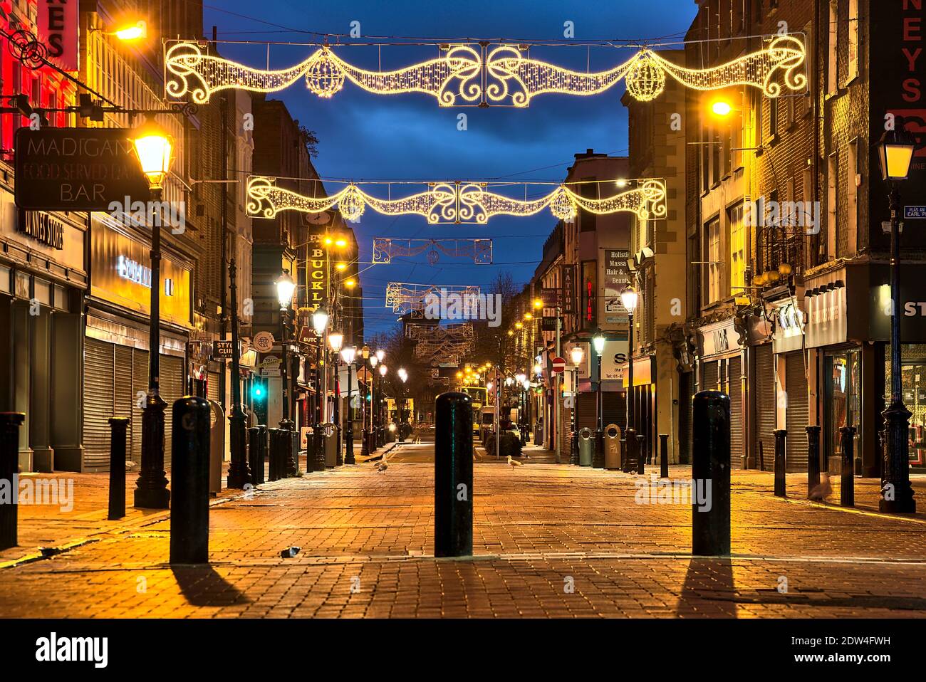 Dublin, Irlande - 19 décembre 2020 : les lumières de Noël sur Henry Street vide en début de matinée pendant le confinement de la COVID-19 Banque D'Images