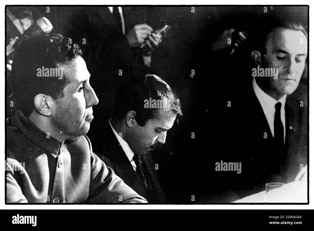 Photo sans date (probablement 1963) du jeune ministre algérien des Affaires étrangères Abdelaziz Bouteflika (au centre) à côté du premier président Ahmed Ben Bella (à gauche). Photo de Balkis Press/ABACAPRESS.COM Banque D'Images