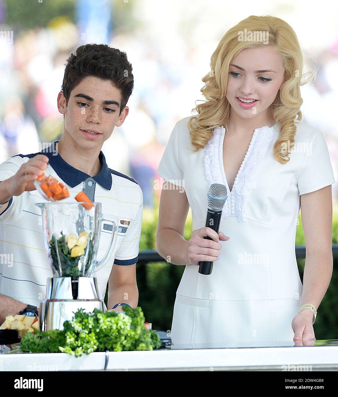 Peyton List et Cameron Boyce dansent