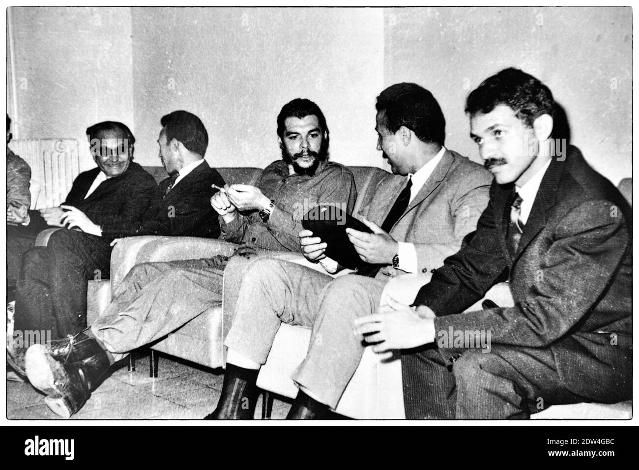 Photo sans date (probablement 1963) du jeune ministre algérien des Affaires étrangères Abdelaziz Bouteflika (à droite) à côté du premier président algérien Ahmed Ben Bella (2e de R) et du ministre cubain et figure Ernesto 'Che' Guevara (au centre). Photo par Ammar Abd Rabbo/ABACAPRESS.COM Banque D'Images