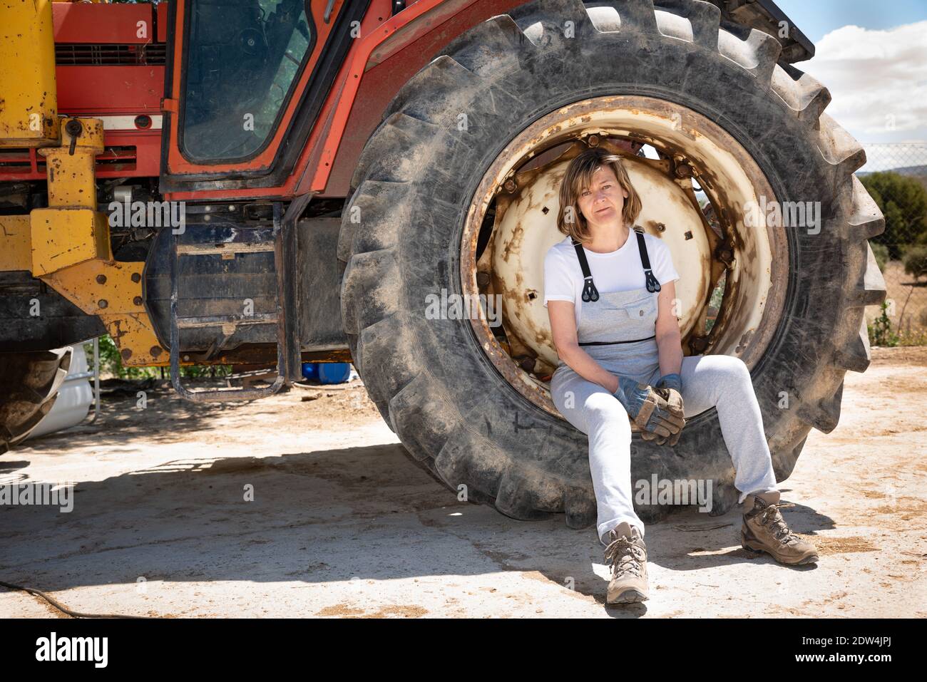 Femme répare un camion, mécanicien Banque D'Images