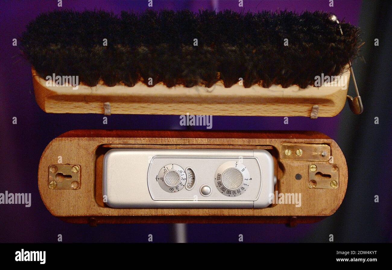 Une brosse à cheveux dissimulée pour un appareil photo Minox de l'époque de  la Guerre froide est exposée au Spy Museum le 24 avril 2014 à Washington,  DC, Etats-Unis. Photo par Olivier