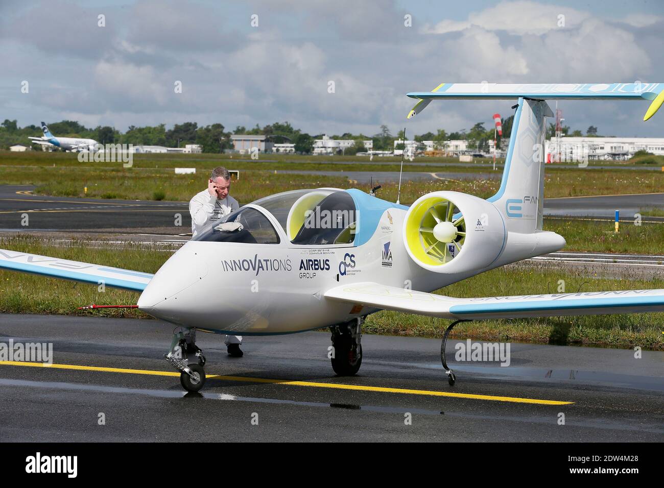 Le prototype d'avion électrique E-Fan, un avion de 9.50 mètres en envergure, effectue un vol de démonstration au-dessus de l'aéroport de Mérignac, avec le ministre français de l'économie Arnaud Montebourg et le directeur général de la technologie et de l'innovation de la société EADS Jean Botti, dans le sud-ouest de la France, le 25 avril 2014. L'avion résulte d'une association entre l'industrie Aero composite Saintonge et le groupe européen multinational aéronautique et de défense Airbus Group. Photo de Patrick Bernard/ABACAPRESS.COM Banque D'Images