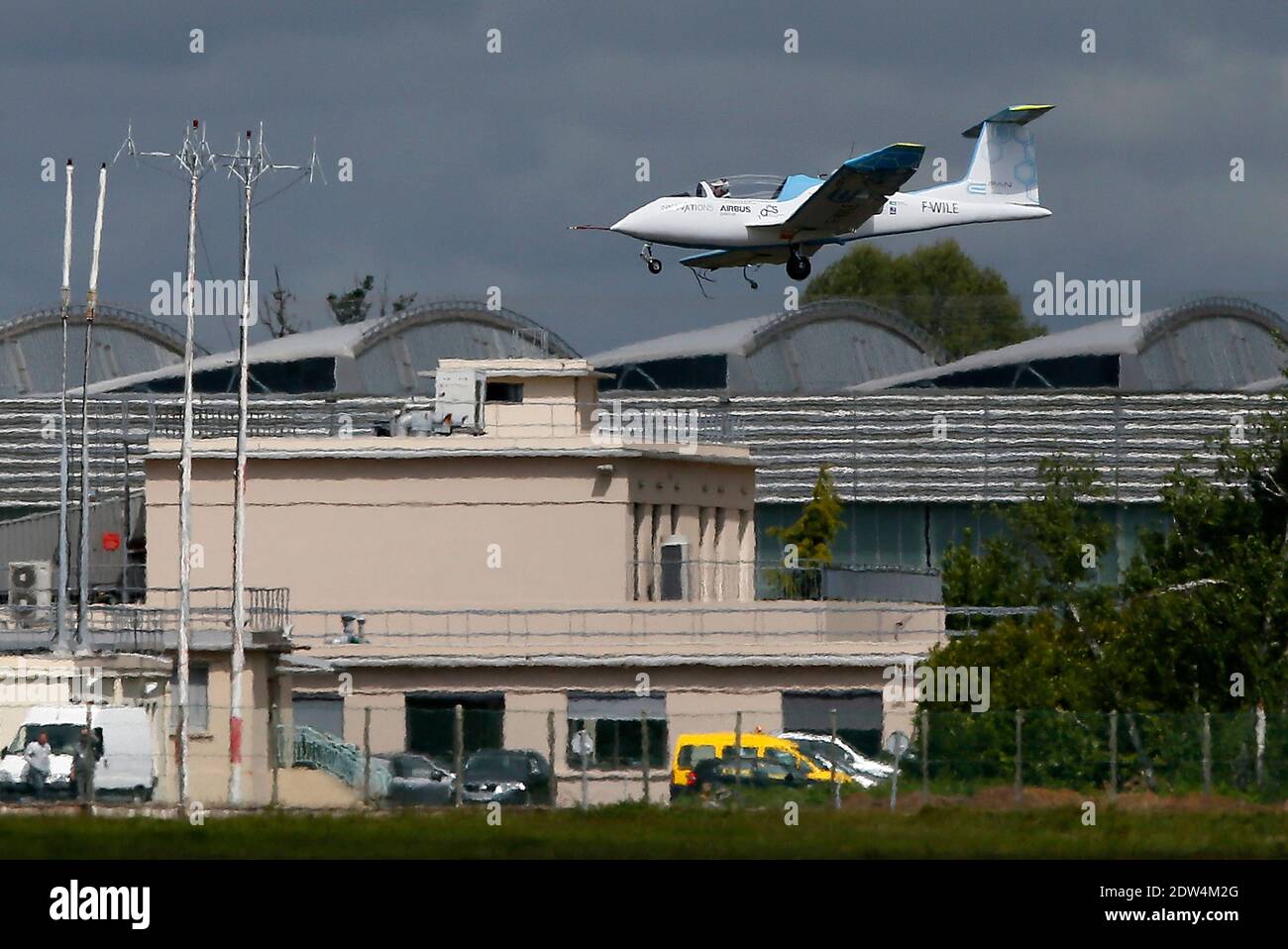 Le prototype d'avion électrique E-Fan, un avion de 9.50 mètres en envergure, effectue un vol de démonstration au-dessus de l'aéroport de Mérignac, avec le ministre français de l'économie Arnaud Montebourg et le directeur général de la technologie et de l'innovation de la société EADS Jean Botti, dans le sud-ouest de la France, le 25 avril 2014. L'avion résulte d'une association entre l'industrie Aero composite Saintonge et le groupe européen multinational aéronautique et de défense Airbus Group. Photo de Patrick Bernard/ABACAPRESS.COM Banque D'Images