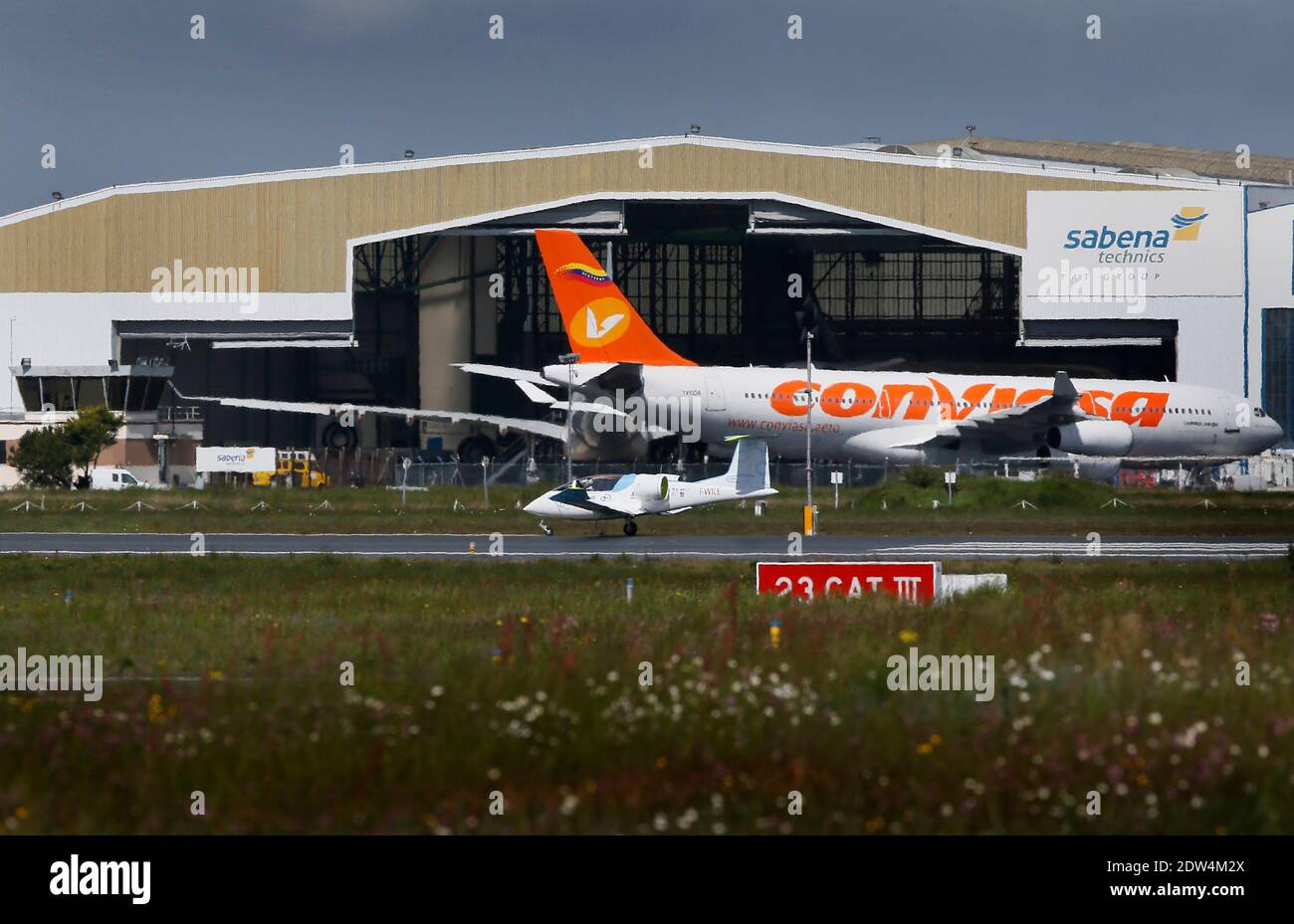 Le prototype d'avion électrique E-Fan, un avion de 9.50 mètres en envergure, effectue un vol de démonstration au-dessus de l'aéroport de Mérignac, avec le ministre français de l'économie Arnaud Montebourg et le directeur général de la technologie et de l'innovation de la société EADS Jean Botti, dans le sud-ouest de la France, le 25 avril 2014. L'avion résulte d'une association entre l'industrie Aero composite Saintonge et le groupe européen multinational aéronautique et de défense Airbus Group. Photo de Patrick Bernard/ABACAPRESS.COM Banque D'Images