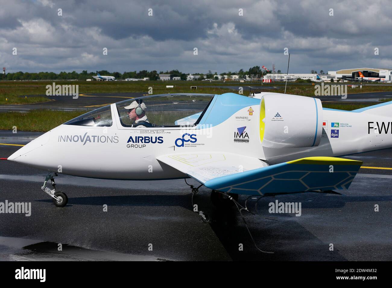 Le prototype d'avion électrique E-Fan, un avion de 9.50 mètres en envergure, effectue un vol de démonstration au-dessus de l'aéroport de Mérignac, avec le ministre français de l'économie Arnaud Montebourg et le directeur général de la technologie et de l'innovation de la société EADS Jean Botti, dans le sud-ouest de la France, le 25 avril 2014. L'avion résulte d'une association entre l'industrie Aero composite Saintonge et le groupe européen multinational aéronautique et de défense Airbus Group. Photo de Patrick Bernard/ABACAPRESS.COM Banque D'Images