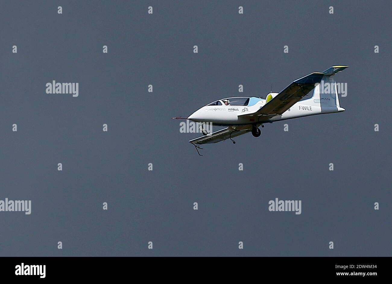 Le prototype d'avion électrique E-Fan, un avion de 9.50 mètres en envergure, effectue un vol de démonstration au-dessus de l'aéroport de Mérignac, avec le ministre français de l'économie Arnaud Montebourg et le directeur général de la technologie et de l'innovation de la société EADS Jean Botti, dans le sud-ouest de la France, le 25 avril 2014. L'avion résulte d'une association entre l'industrie Aero composite Saintonge et le groupe européen multinational aéronautique et de défense Airbus Group. Photo de Patrick Bernard/ABACAPRESS.COM Banque D'Images