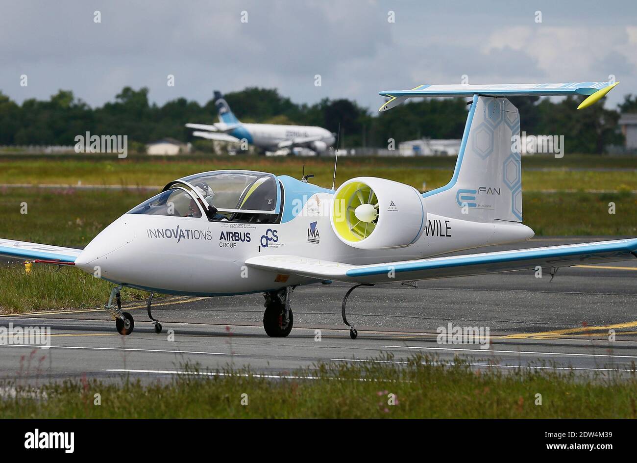 Le prototype d'avion électrique E-Fan, un avion de 9.50 mètres en envergure, effectue un vol de démonstration au-dessus de l'aéroport de Mérignac, avec le ministre français de l'économie Arnaud Montebourg et le directeur général de la technologie et de l'innovation de la société EADS Jean Botti, dans le sud-ouest de la France, le 25 avril 2014. L'avion résulte d'une association entre l'industrie Aero composite Saintonge et le groupe européen multinational aéronautique et de défense Airbus Group. Photo de Patrick Bernard/ABACAPRESS.COM Banque D'Images