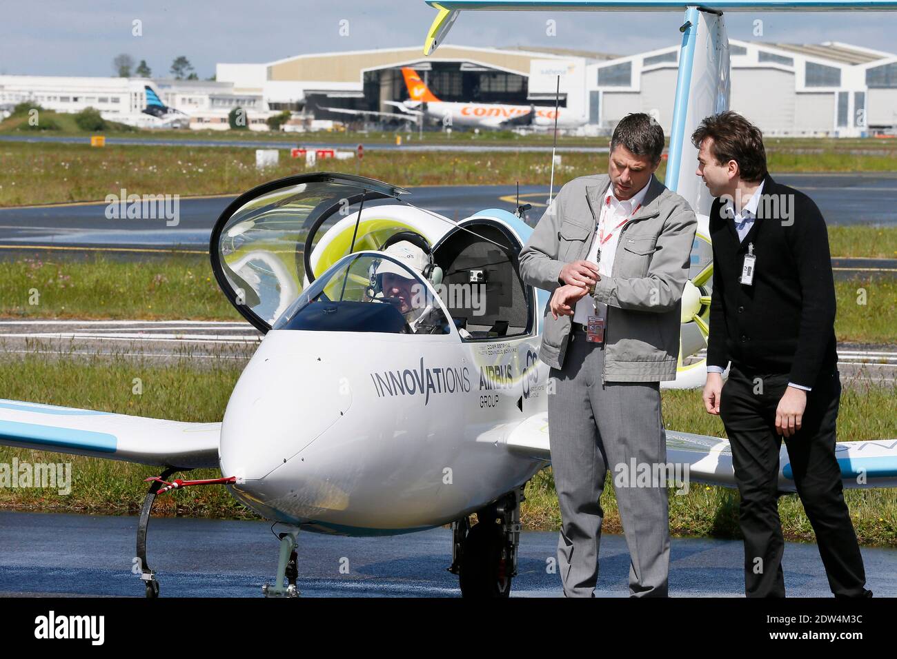 Le prototype d'avion électrique E-Fan, un avion de 9.50 mètres en envergure, effectue un vol de démonstration au-dessus de l'aéroport de Mérignac, avec le ministre français de l'économie Arnaud Montebourg et le directeur général de la technologie et de l'innovation de la société EADS Jean Botti, dans le sud-ouest de la France, le 25 avril 2014. L'avion résulte d'une association entre l'industrie Aero composite Saintonge et le groupe européen multinational aéronautique et de défense Airbus Group. Photo de Patrick Bernard/ABACAPRESS.COM Banque D'Images