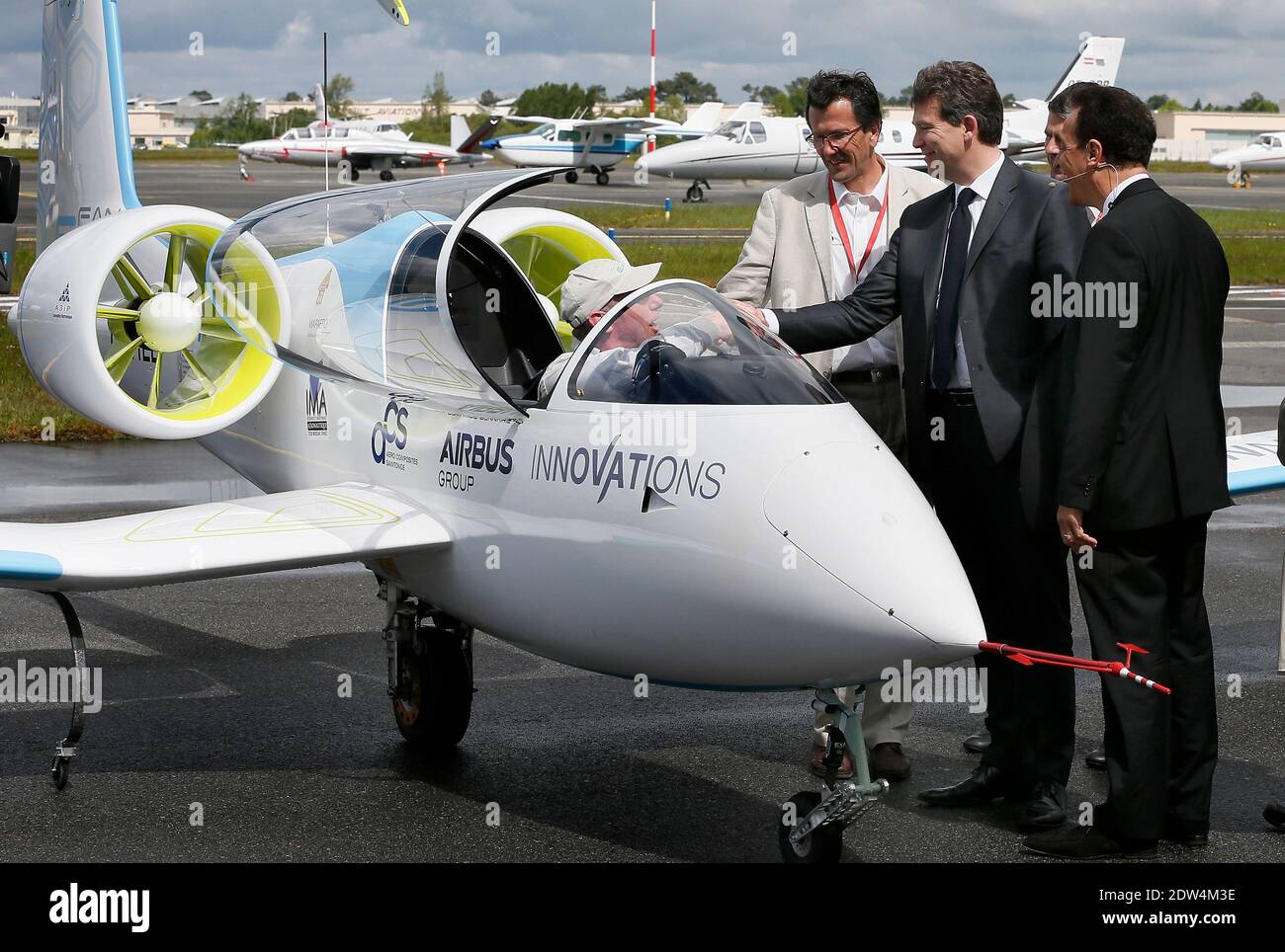Le prototype d'avion électrique E-Fan, un avion de 9.50 mètres en envergure, effectue un vol de démonstration au-dessus de l'aéroport de Mérignac, avec le ministre français de l'économie Arnaud Montebourg et le directeur général de la technologie et de l'innovation de la société EADS Jean Botti, dans le sud-ouest de la France, le 25 avril 2014. L'avion résulte d'une association entre l'industrie Aero composite Saintonge et le groupe européen multinational aéronautique et de défense Airbus Group. Photo de Patrick Bernard/ABACAPRESS.COM Banque D'Images