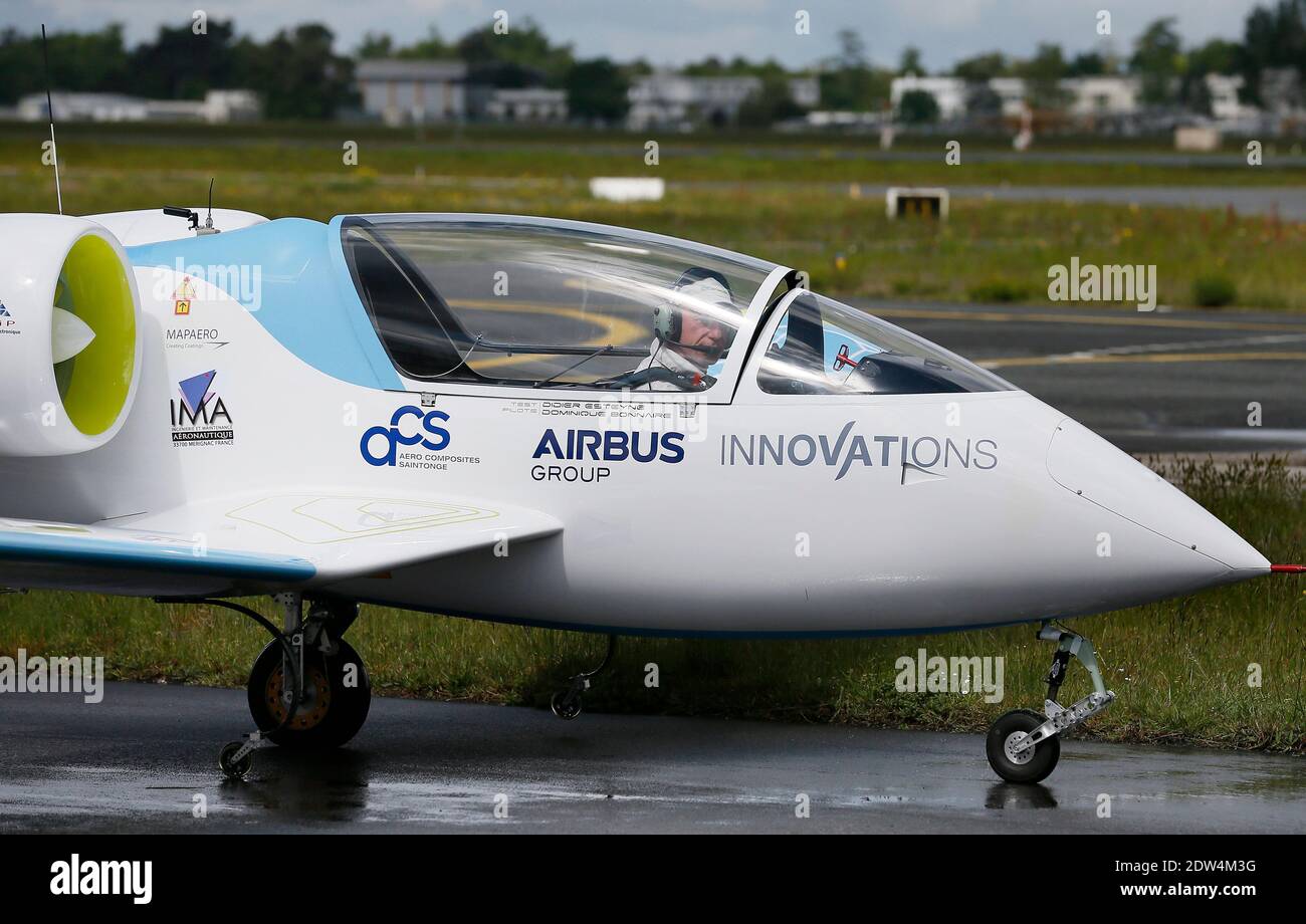 Le prototype d'avion électrique E-Fan, un avion de 9.50 mètres en envergure, effectue un vol de démonstration au-dessus de l'aéroport de Mérignac, avec le ministre français de l'économie Arnaud Montebourg et le directeur général de la technologie et de l'innovation de la société EADS Jean Botti, dans le sud-ouest de la France, le 25 avril 2014. L'avion résulte d'une association entre l'industrie Aero composite Saintonge et le groupe européen multinational aéronautique et de défense Airbus Group. Photo de Patrick Bernard/ABACAPRESS.COM Banque D'Images