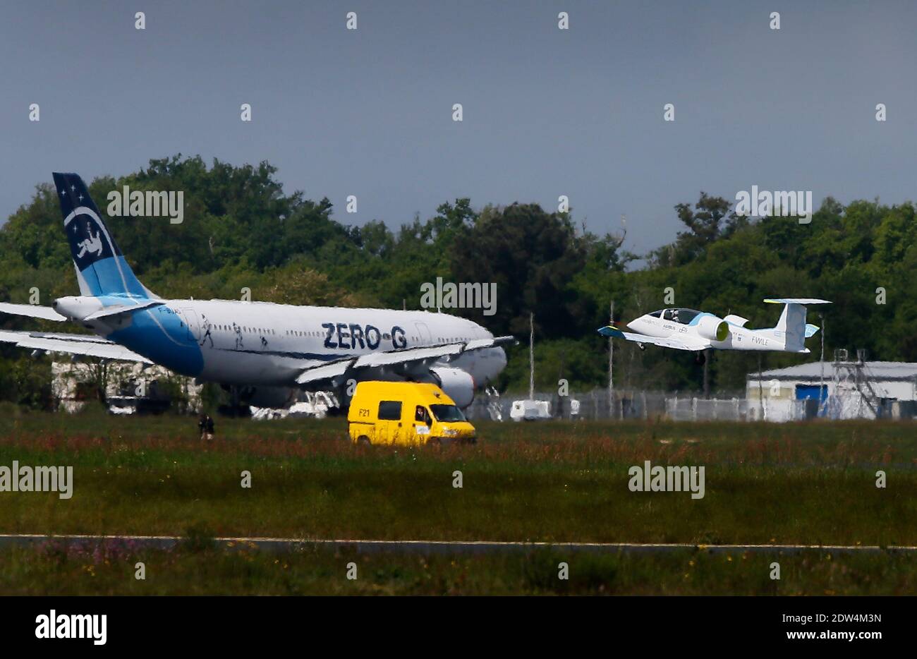 Le prototype d'avion électrique E-Fan, un avion de 9.50 mètres en envergure, effectue un vol de démonstration au-dessus de l'aéroport de Mérignac, avec le ministre français de l'économie Arnaud Montebourg et le directeur général de la technologie et de l'innovation de la société EADS Jean Botti, dans le sud-ouest de la France, le 25 avril 2014. L'avion résulte d'une association entre l'industrie Aero composite Saintonge et le groupe européen multinational aéronautique et de défense Airbus Group. Photo de Patrick Bernard/ABACAPRESS.COM Banque D'Images