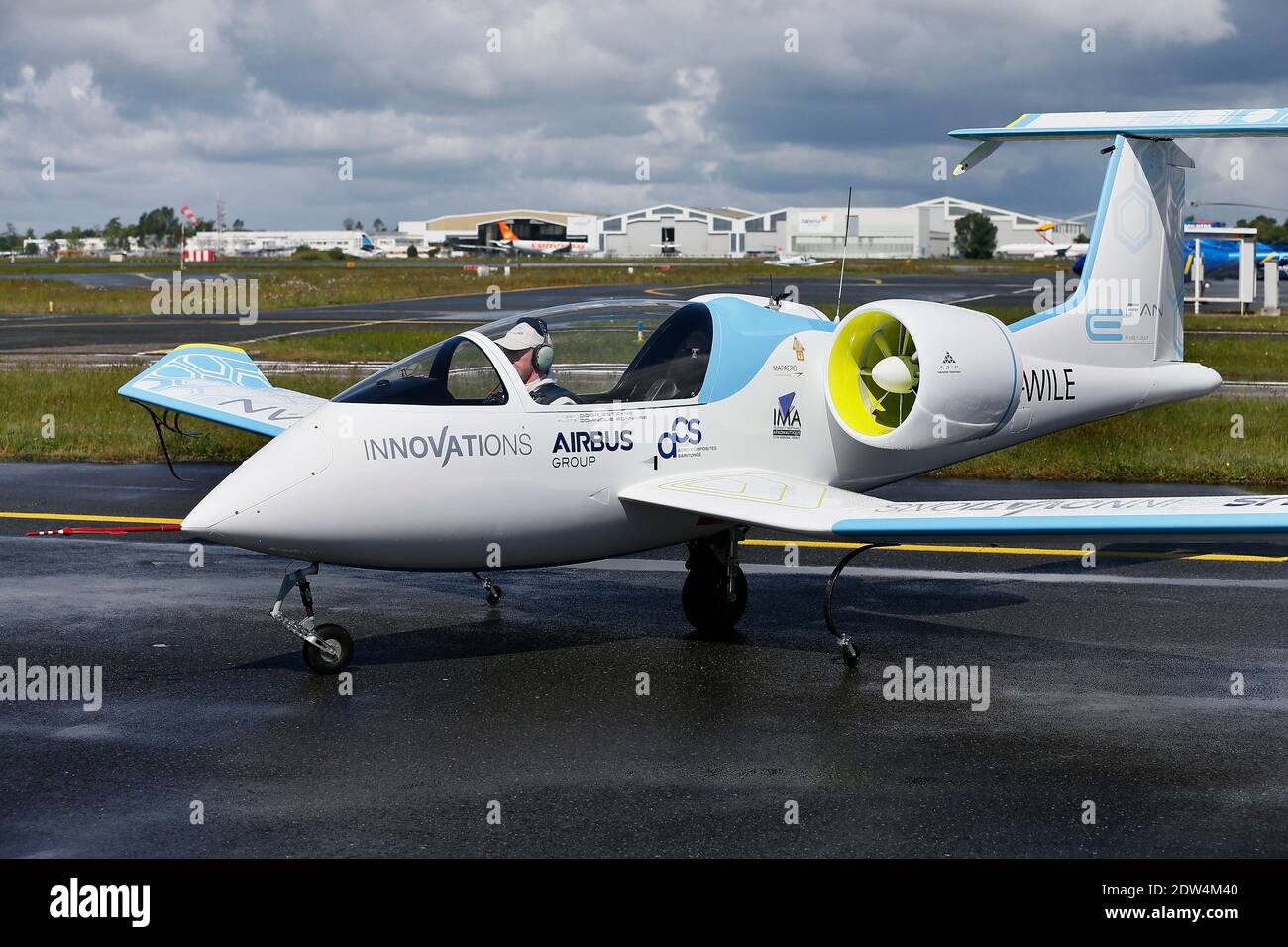 Le prototype d'avion électrique E-Fan, un avion de 9.50 mètres en envergure, effectue un vol de démonstration au-dessus de l'aéroport de Mérignac, avec le ministre français de l'économie Arnaud Montebourg et le directeur général de la technologie et de l'innovation de la société EADS Jean Botti, dans le sud-ouest de la France, le 25 avril 2014. L'avion résulte d'une association entre l'industrie Aero composite Saintonge et le groupe européen multinational aéronautique et de défense Airbus Group. Photo de Patrick Bernard/ABACAPRESS.COM Banque D'Images