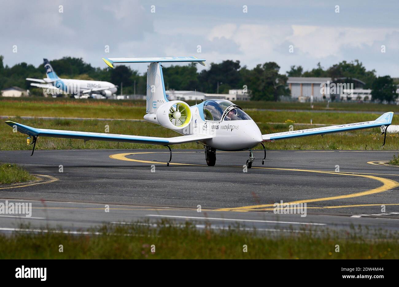 Le prototype d'avion électrique E-Fan, un avion de 9.50 mètres en envergure, effectue un vol de démonstration au-dessus de l'aéroport de Mérignac, avec le ministre français de l'économie Arnaud Montebourg et le directeur général de la technologie et de l'innovation de la société EADS Jean Botti, dans le sud-ouest de la France, le 25 avril 2014. L'avion résulte d'une association entre l'industrie Aero composite Saintonge et le groupe européen multinational aéronautique et de défense Airbus Group. Photo de Patrick Bernard/ABACAPRESS.COM Banque D'Images