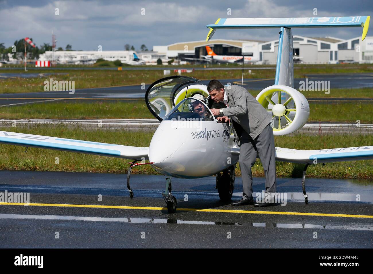 Le prototype d'avion électrique E-Fan, un avion de 9.50 mètres en envergure, effectue un vol de démonstration au-dessus de l'aéroport de Mérignac, avec le ministre français de l'économie Arnaud Montebourg et le directeur général de la technologie et de l'innovation de la société EADS Jean Botti, dans le sud-ouest de la France, le 25 avril 2014. L'avion résulte d'une association entre l'industrie Aero composite Saintonge et le groupe européen multinational aéronautique et de défense Airbus Group. Photo de Patrick Bernard/ABACAPRESS.COM Banque D'Images