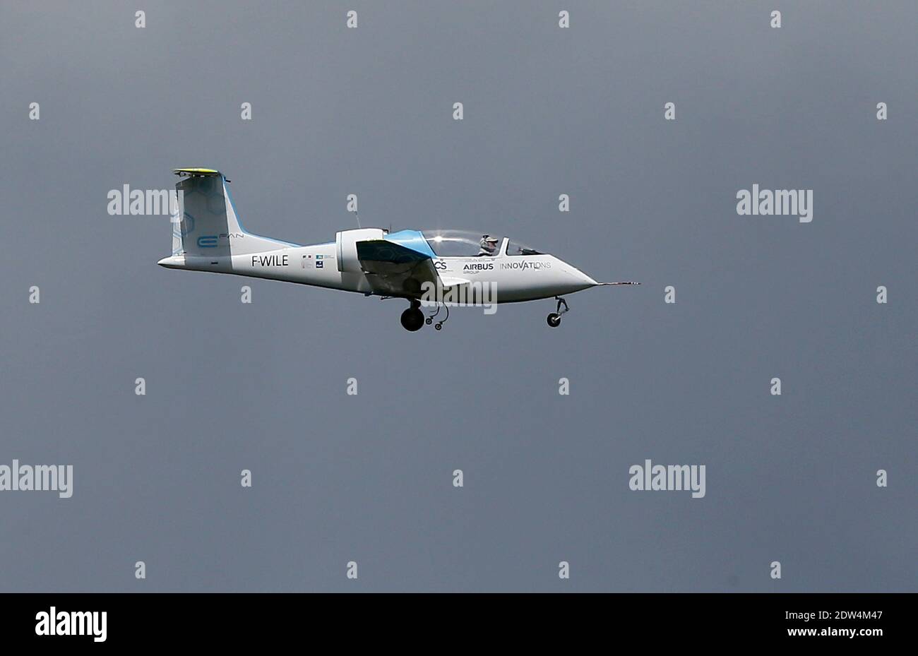 Le prototype d'avion électrique E-Fan, un avion de 9.50 mètres en envergure, effectue un vol de démonstration au-dessus de l'aéroport de Mérignac, avec le ministre français de l'économie Arnaud Montebourg et le directeur général de la technologie et de l'innovation de la société EADS Jean Botti, dans le sud-ouest de la France, le 25 avril 2014. L'avion résulte d'une association entre l'industrie Aero composite Saintonge et le groupe européen multinational aéronautique et de défense Airbus Group. Photo de Patrick Bernard/ABACAPRESS.COM Banque D'Images