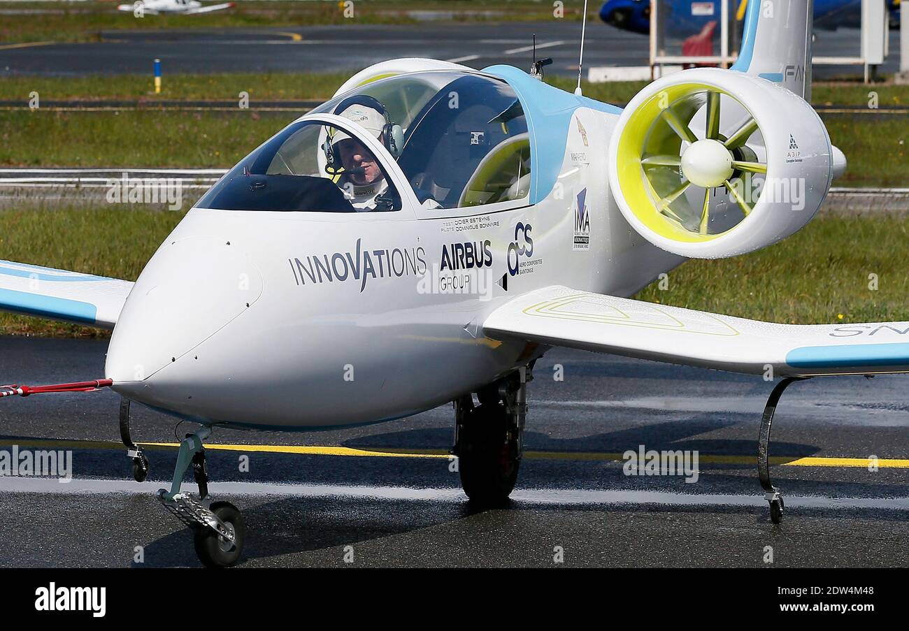 Le prototype d'avion électrique E-Fan, un avion de 9.50 mètres en envergure, effectue un vol de démonstration au-dessus de l'aéroport de Mérignac, avec le ministre français de l'économie Arnaud Montebourg et le directeur général de la technologie et de l'innovation de la société EADS Jean Botti, dans le sud-ouest de la France, le 25 avril 2014. L'avion résulte d'une association entre l'industrie Aero composite Saintonge et le groupe européen multinational aéronautique et de défense Airbus Group. Photo de Patrick Bernard/ABACAPRESS.COM Banque D'Images