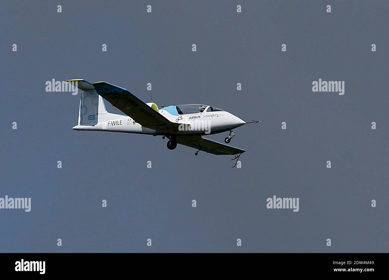 Le prototype d'avion électrique E-Fan, un avion de 9.50 mètres en envergure, effectue un vol de démonstration au-dessus de l'aéroport de Mérignac, avec le ministre français de l'économie Arnaud Montebourg et le directeur général de la technologie et de l'innovation de la société EADS Jean Botti, dans le sud-ouest de la France, le 25 avril 2014. L'avion résulte d'une association entre l'industrie Aero composite Saintonge et le groupe européen multinational aéronautique et de défense Airbus Group. Photo de Patrick Bernard/ABACAPRESS.COM Banque D'Images
