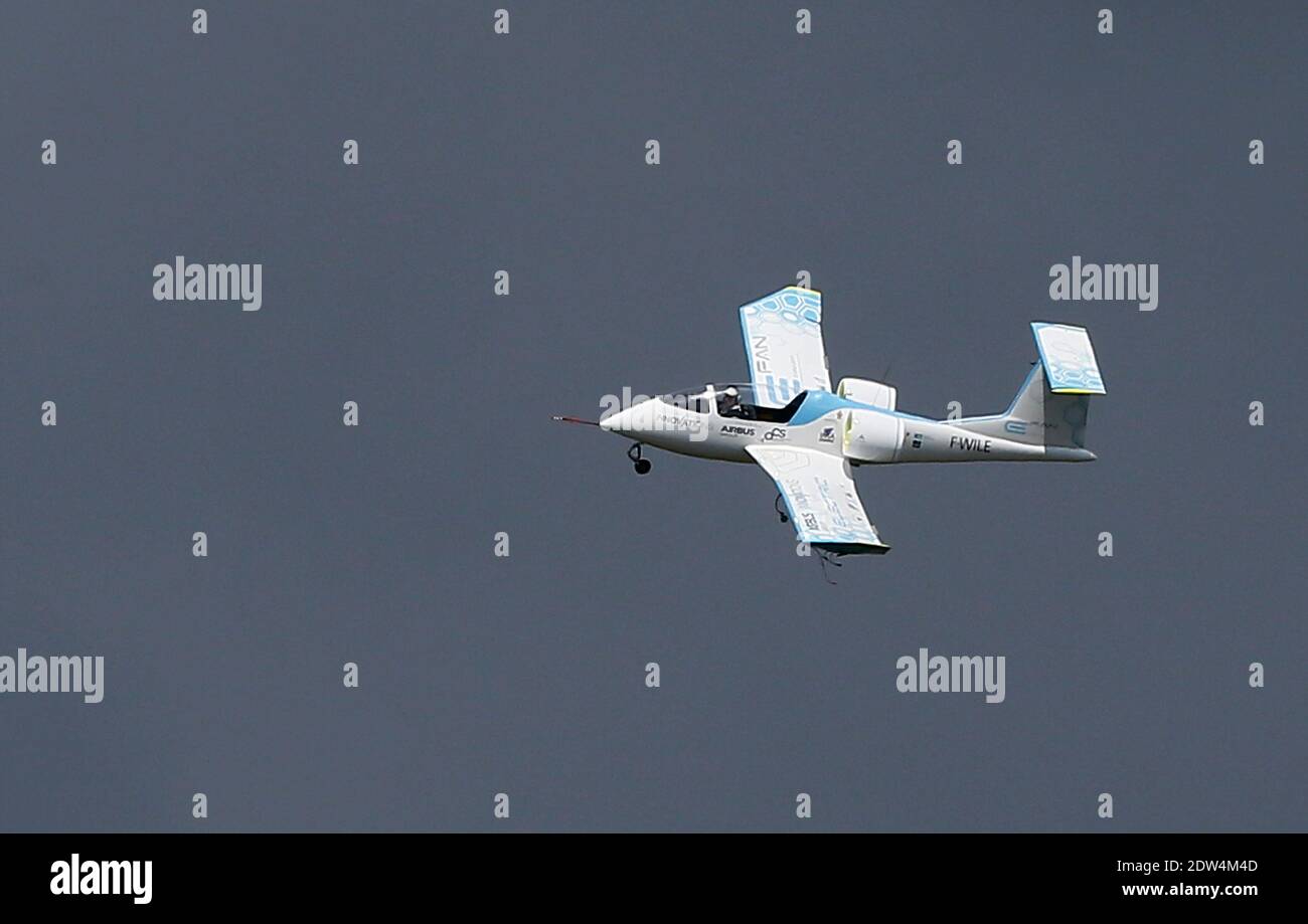 Le prototype d'avion électrique E-Fan, un avion de 9.50 mètres en envergure, effectue un vol de démonstration au-dessus de l'aéroport de Mérignac, avec le ministre français de l'économie Arnaud Montebourg et le directeur général de la technologie et de l'innovation de la société EADS Jean Botti, dans le sud-ouest de la France, le 25 avril 2014. L'avion résulte d'une association entre l'industrie Aero composite Saintonge et le groupe européen multinational aéronautique et de défense Airbus Group. Photo de Patrick Bernard/ABACAPRESS.COM Banque D'Images