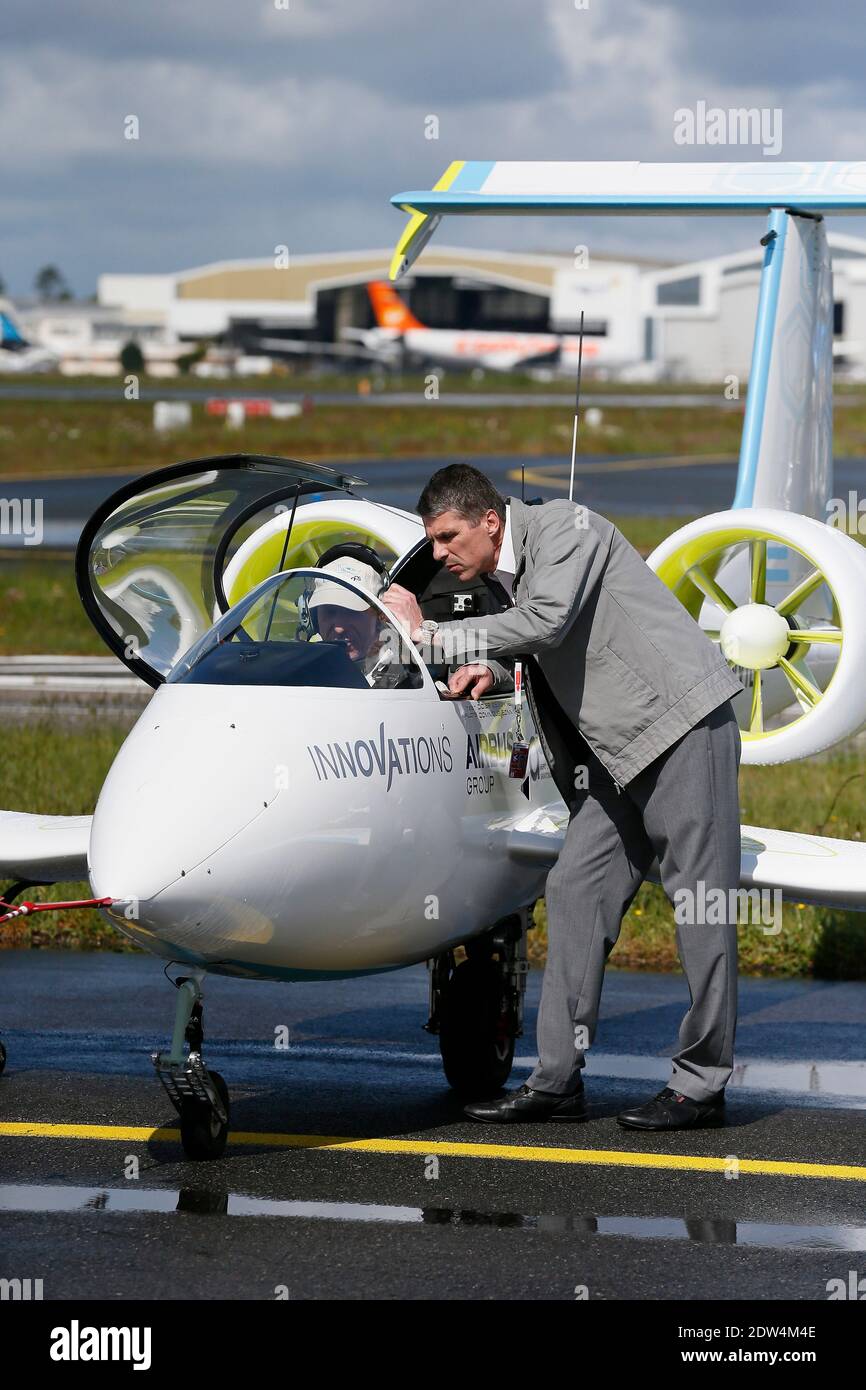 Le prototype d'avion électrique E-Fan, un avion de 9.50 mètres en envergure, effectue un vol de démonstration au-dessus de l'aéroport de Mérignac, avec le ministre français de l'économie Arnaud Montebourg et le directeur général de la technologie et de l'innovation de la société EADS Jean Botti, dans le sud-ouest de la France, le 25 avril 2014. L'avion résulte d'une association entre l'industrie Aero composite Saintonge et le groupe européen multinational aéronautique et de défense Airbus Group. Photo de Patrick Bernard/ABACAPRESS.COM Banque D'Images