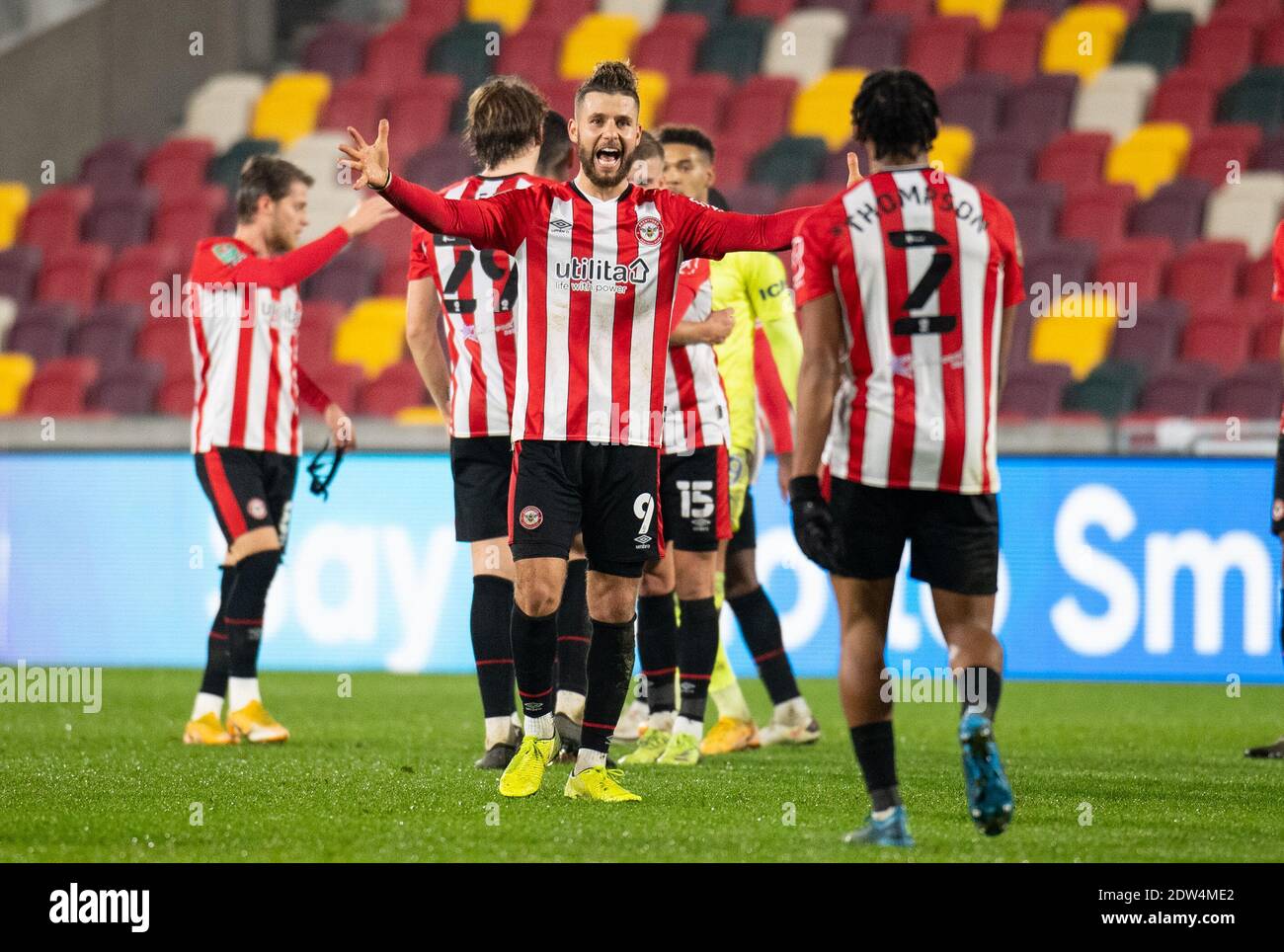 Brentford, Royaume-Uni. 22 décembre 2020. Les joueurs de Brentford fêtent après le match final de la Carabao Cup Quarter entre Brentford et Newcastle United au Brentford Community Stadium, à Brentford, en Angleterre, le 22 décembre 2020. Photo par Andrew Aleksiejczuk/Prime Media Images. Crédit : Prime Media Images/Alamy Live News Banque D'Images