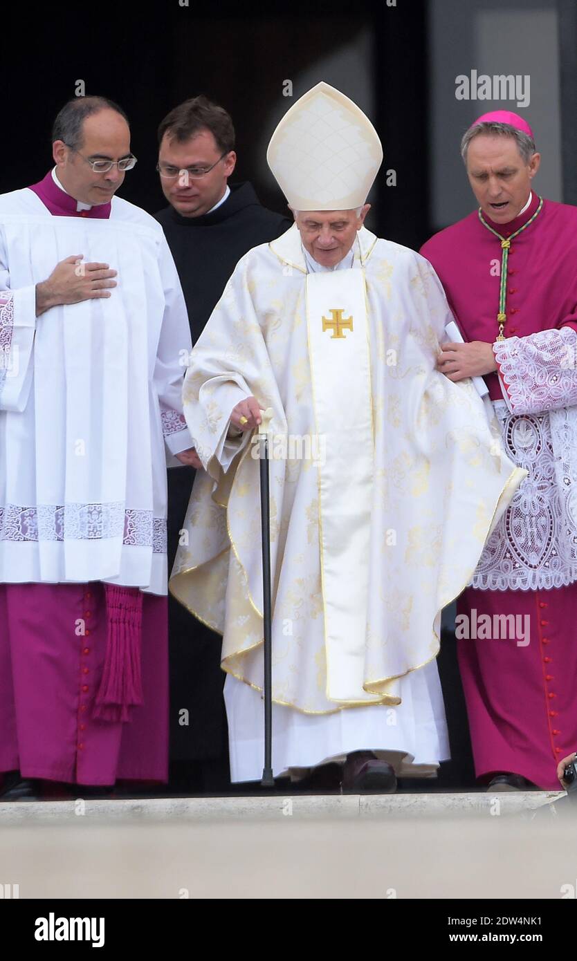 Le pape François a déclaré les Papes Jean XXIII et Jean-Paul II saints devant quelque 800,000 000 personnes lors d'une cérémonie sans précédent rendue encore plus historique par la présence du pape Benoît XVI émérite sur la place Saint-Pierre au Vatican le 27 avril 2014. Photo par Eric Vandeville/ABACAPRESS.COM Banque D'Images